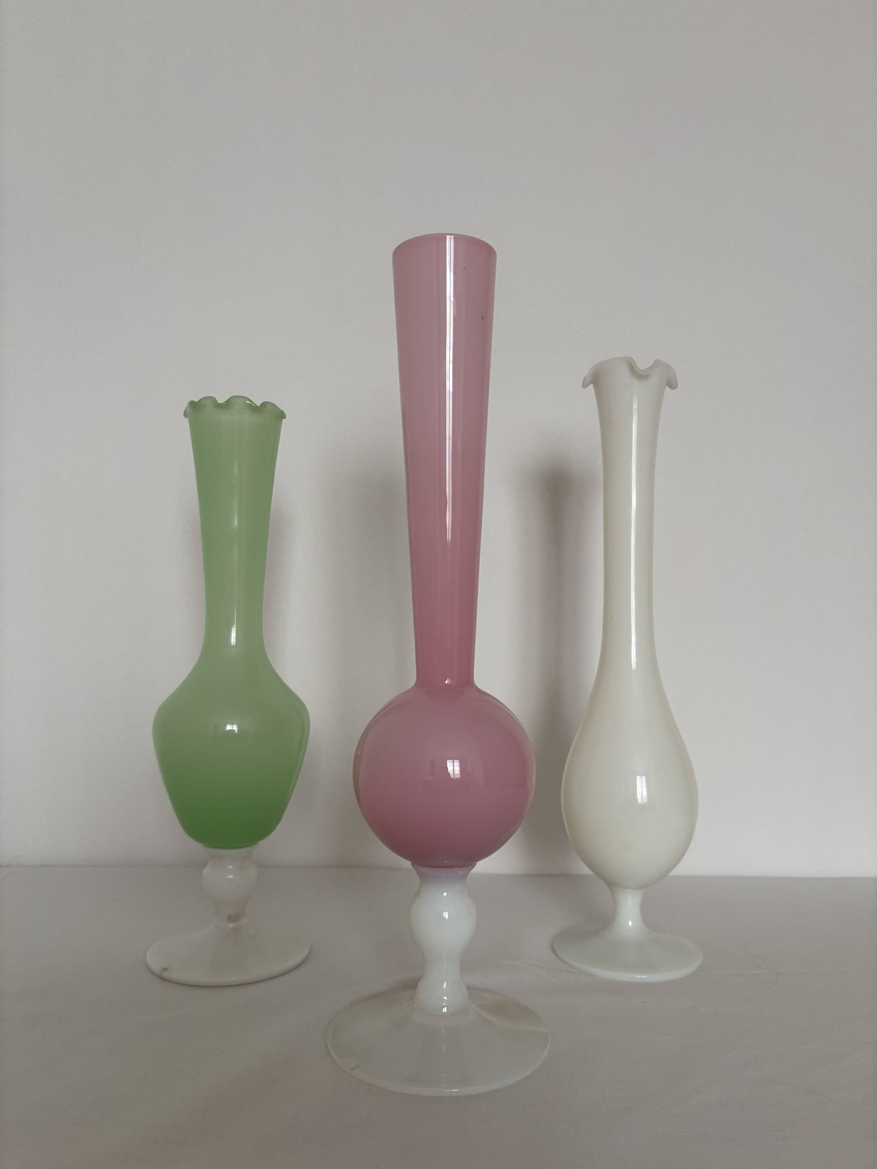 Lot de 3 vases anciens en opaline rose, blanc, vert