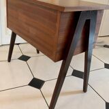 Travailleuse scandinave pieds compas