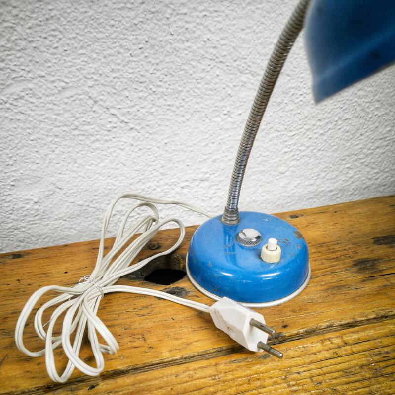 Articulated desk lamp