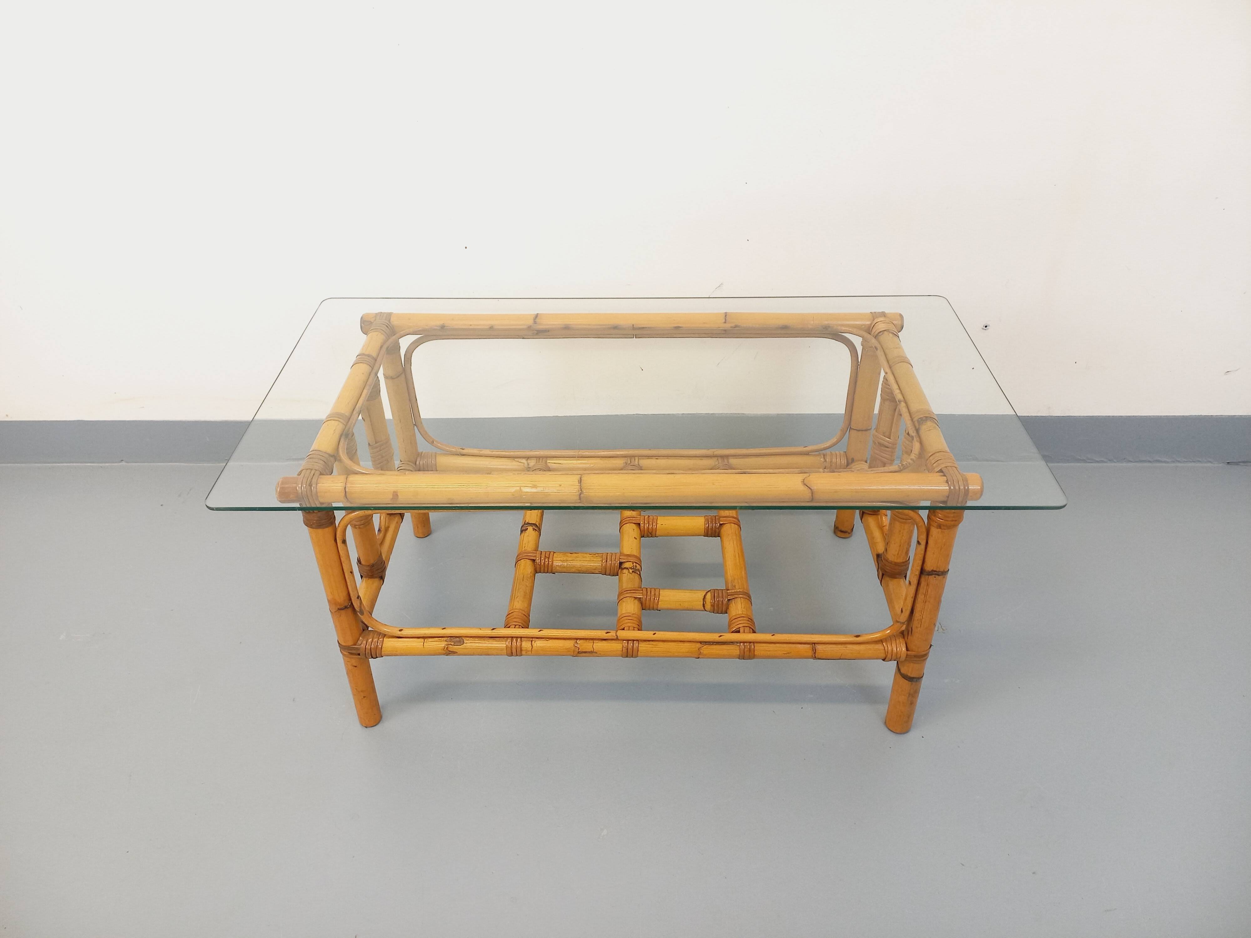 Table basse en verre transparent et rotin, années 70