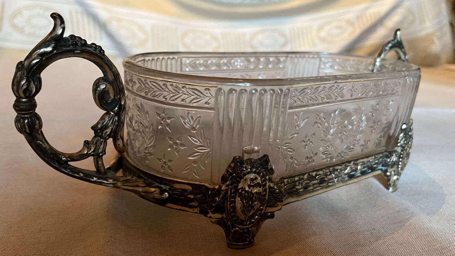 Coupe en verre ciselé  et métal argenté  vintage