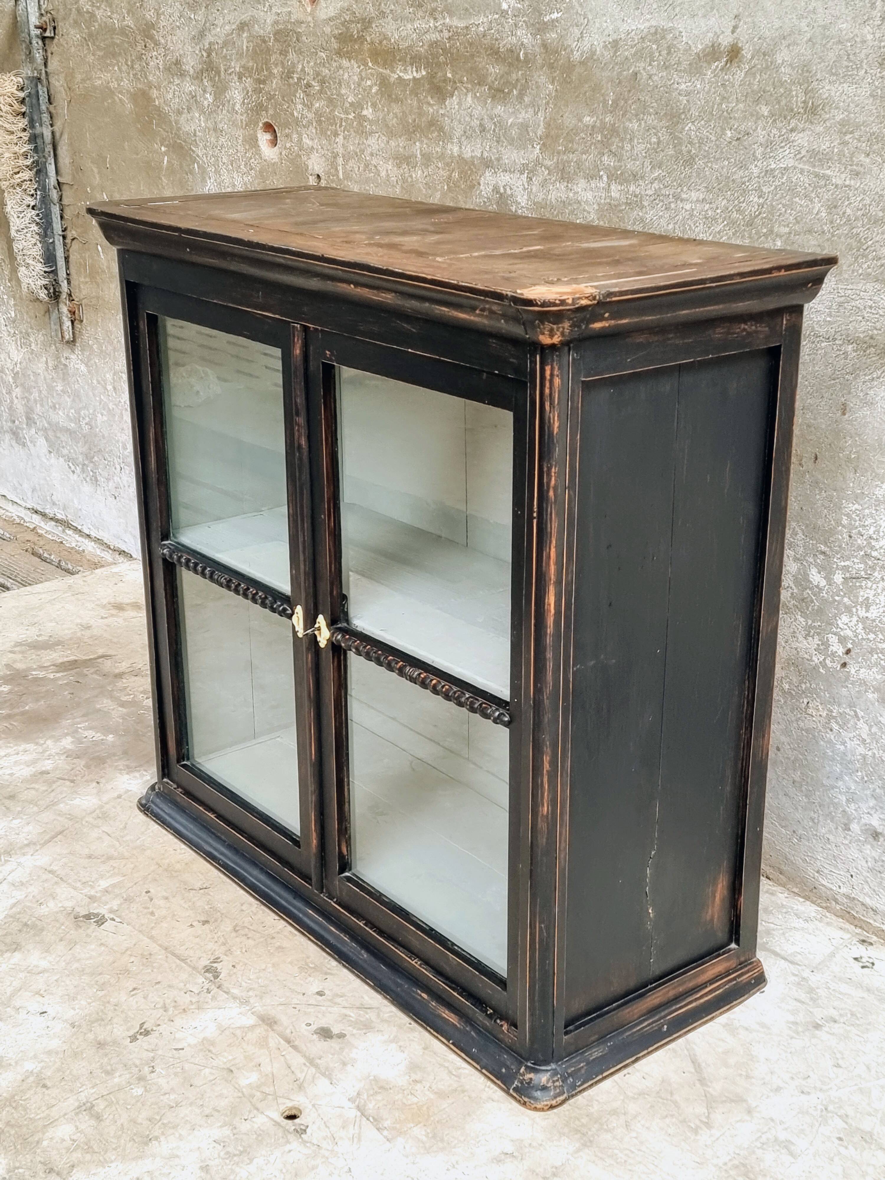 Vitrine antique, armoire suspendue, bois de pin, noir mat