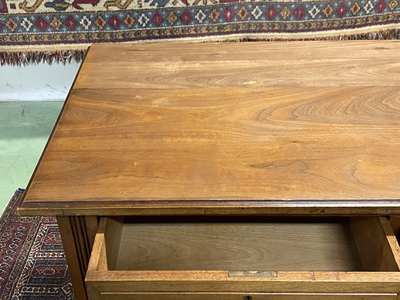 Commode anglaise en noyer début XXème