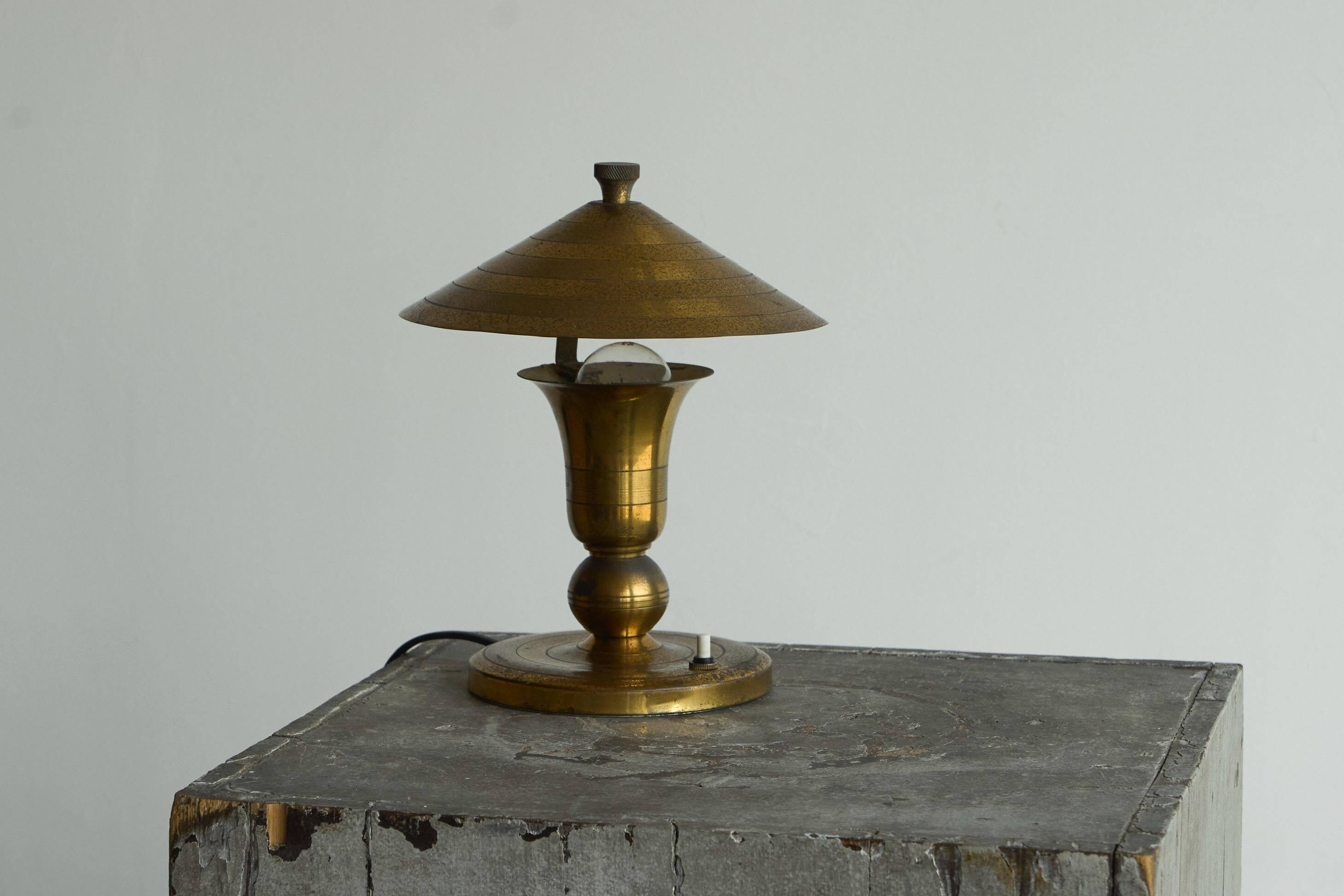 Art Deco table lamp in patinated brass from the 1940s.