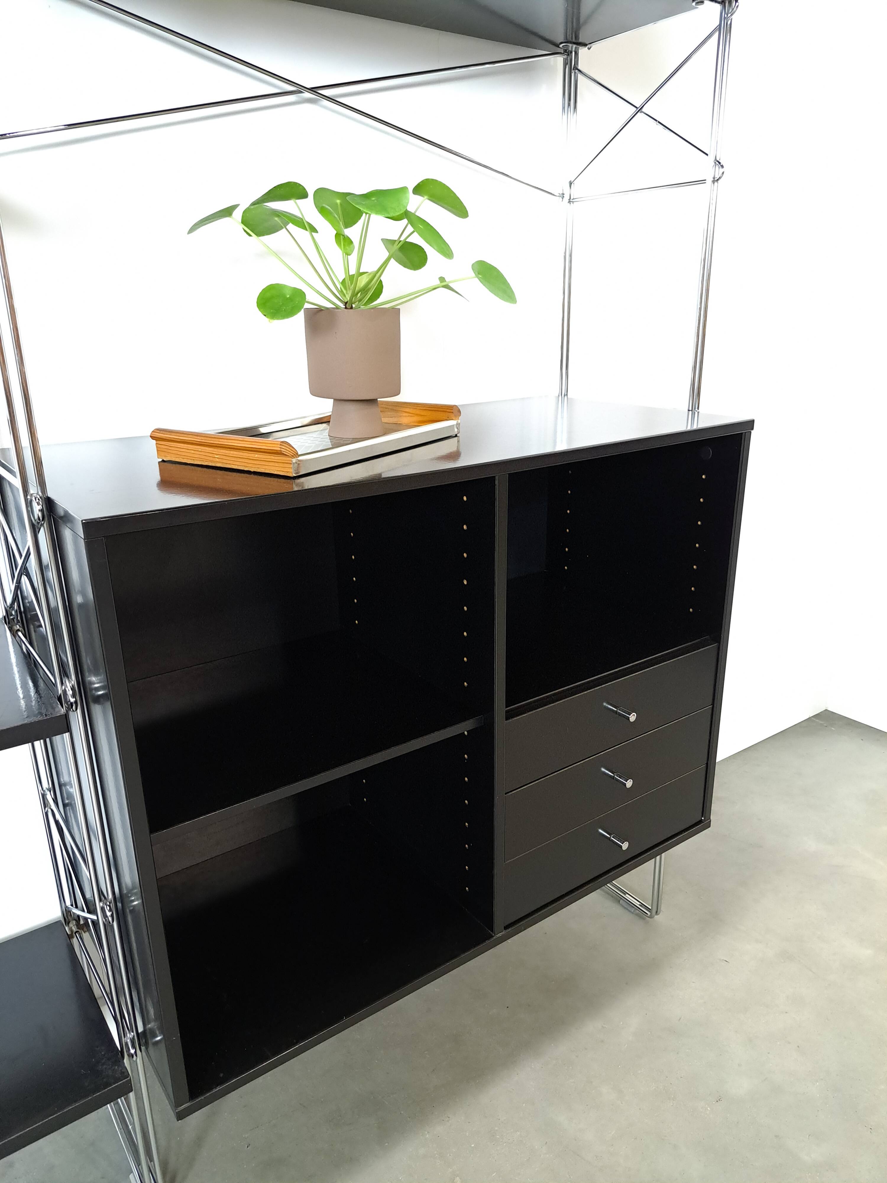 Deens design Denka modulaire kast met chromen houders en planken