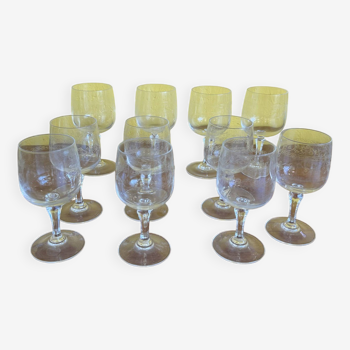 Set of stemmed glasses