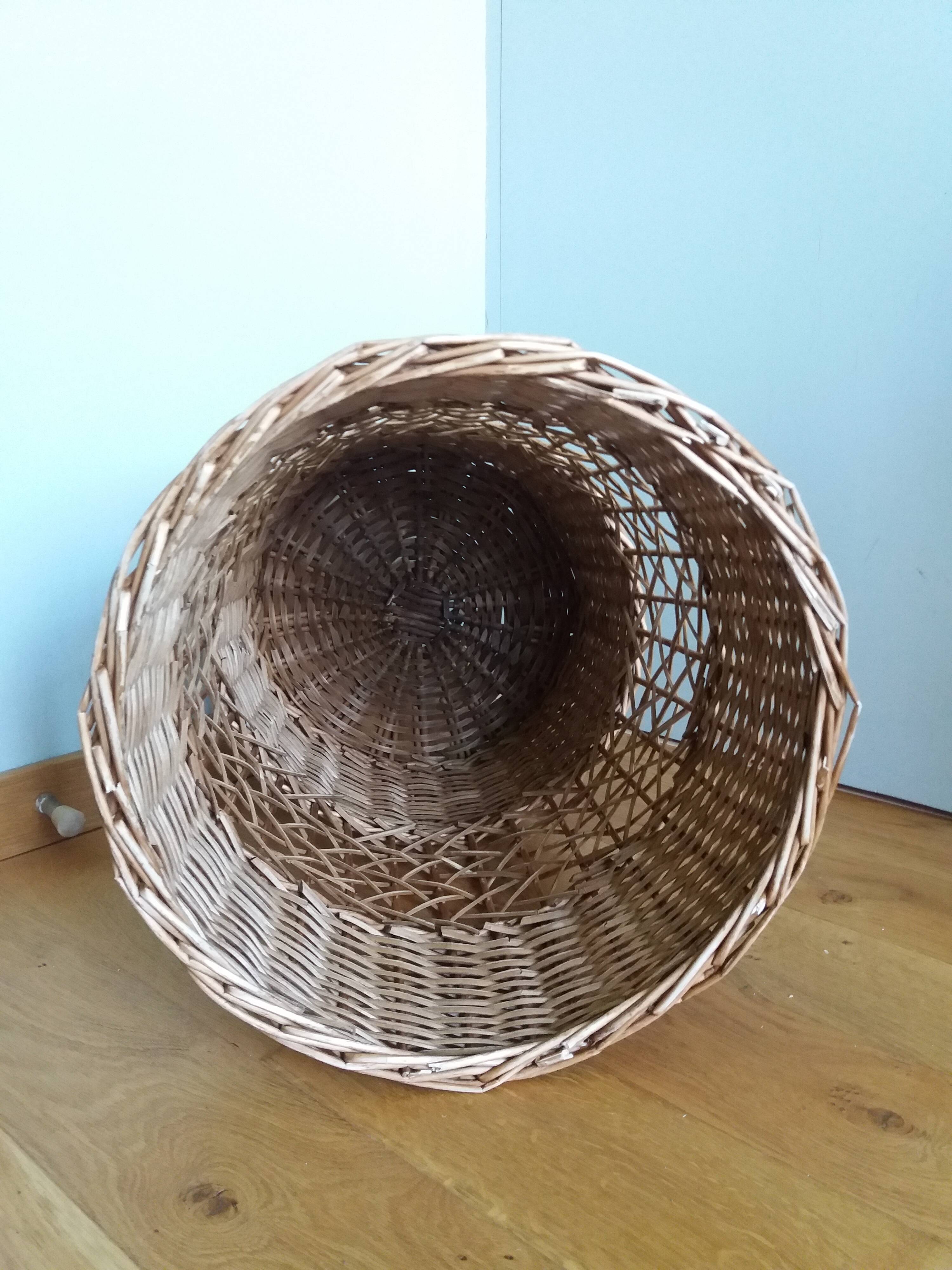 Wicker laundry basket