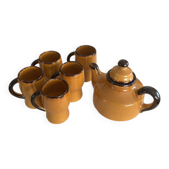 Teapot and cups set