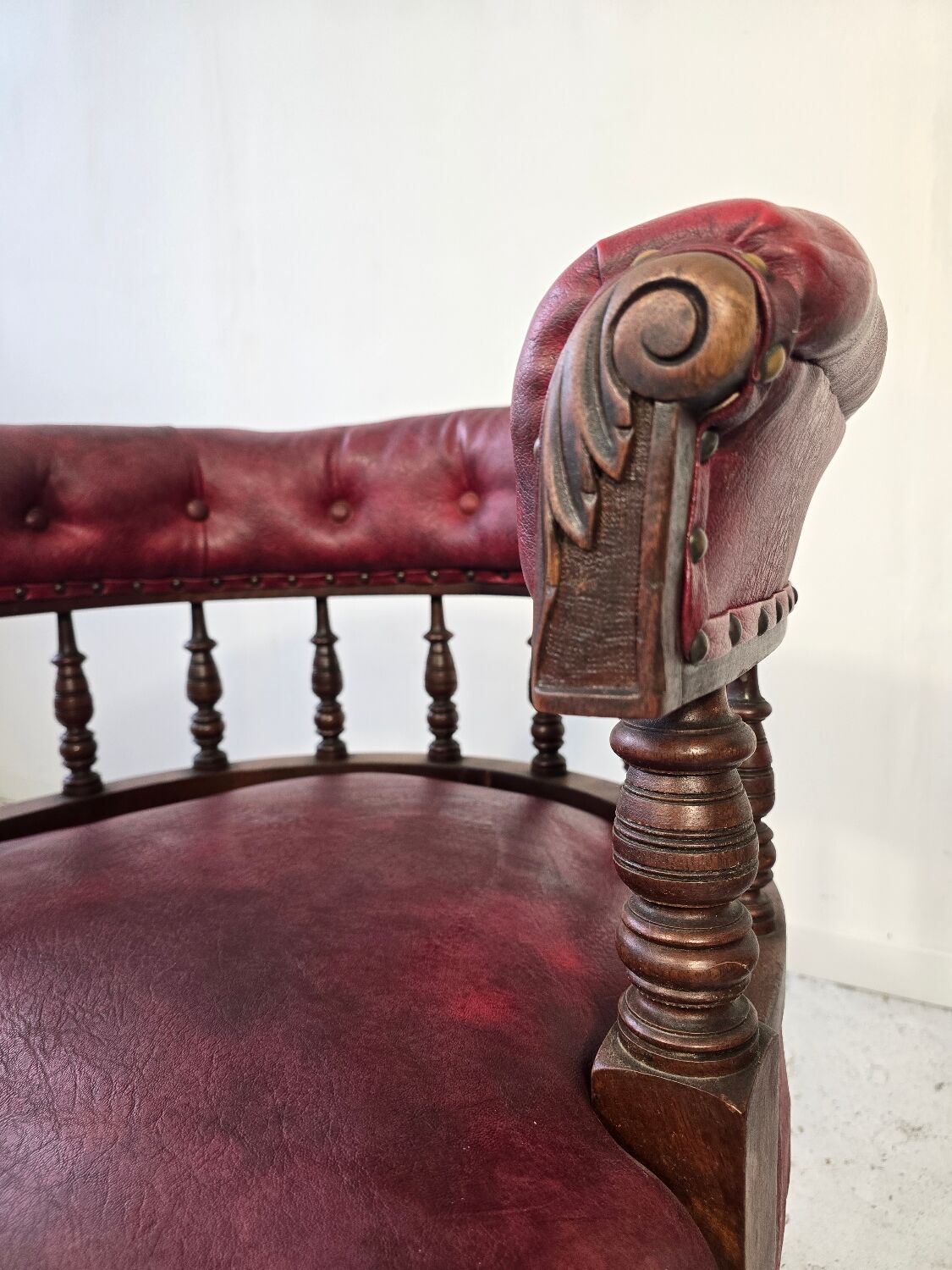 Pair of barrel chairs in turned wood and burgundy leather – Productio