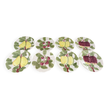 8 assiettes à dessert vintage en barbotine décor fruits