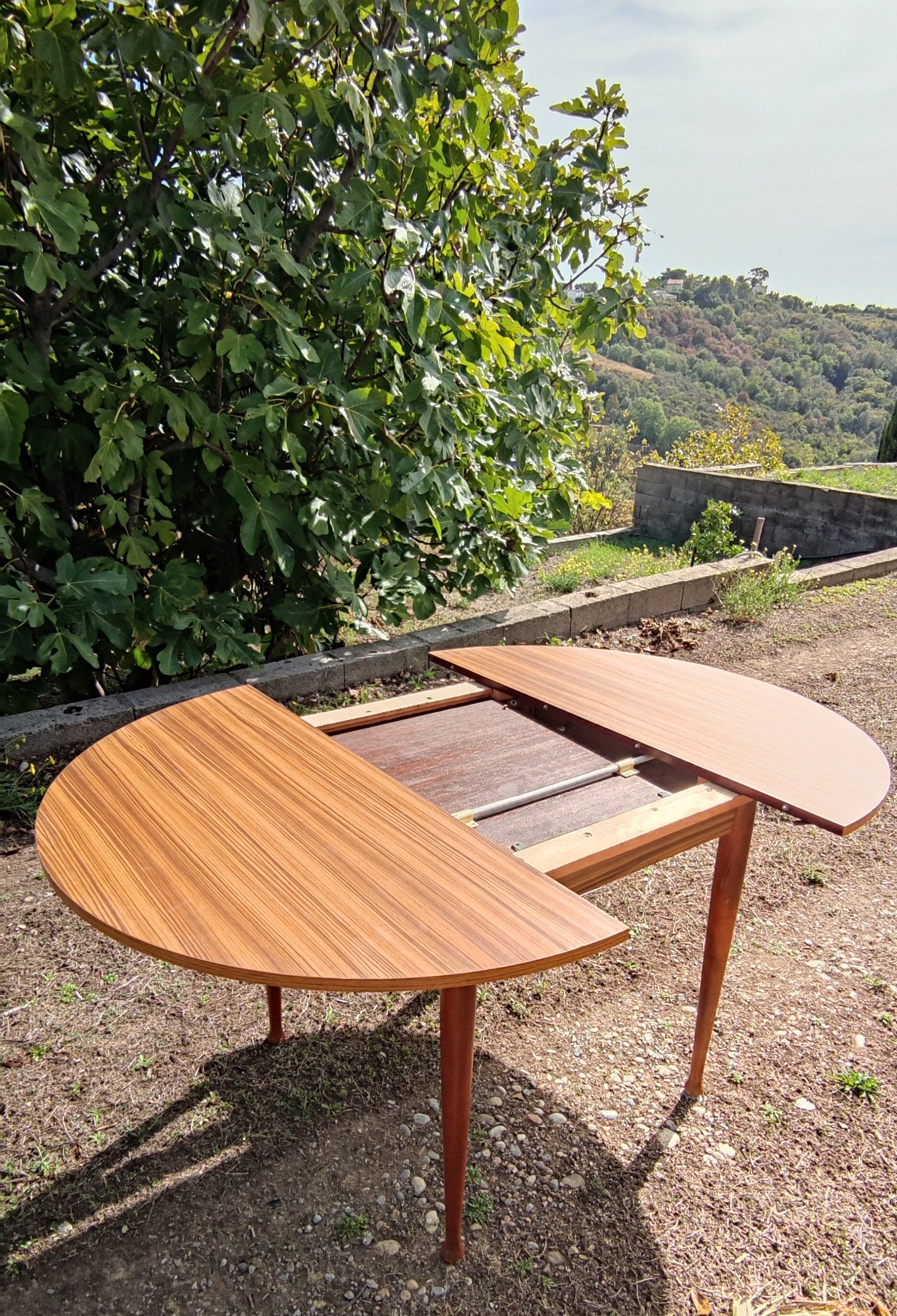 Vintage extendable round table