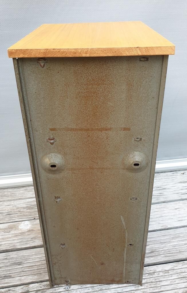 Column 4 grey roneo flappers