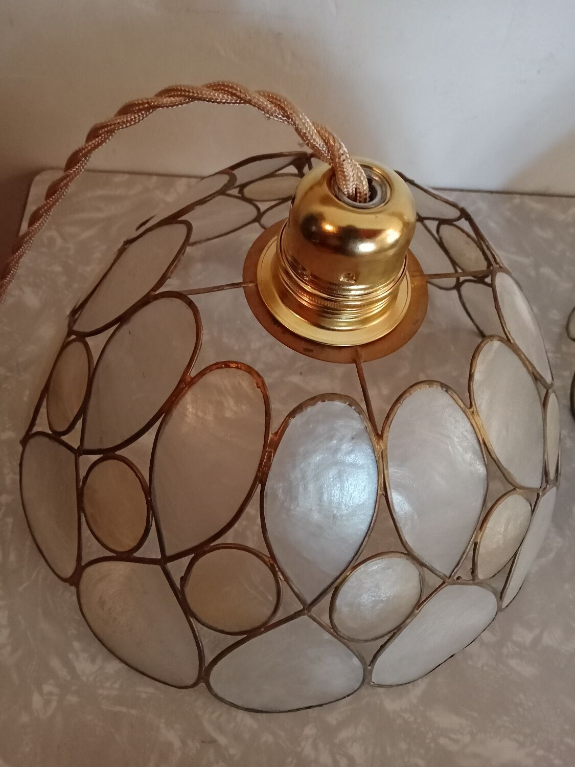 Pair of mother-of-pearl suspensions