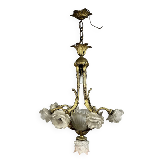 Lustre en bronze doré avec verrerie aux roses et coquilles