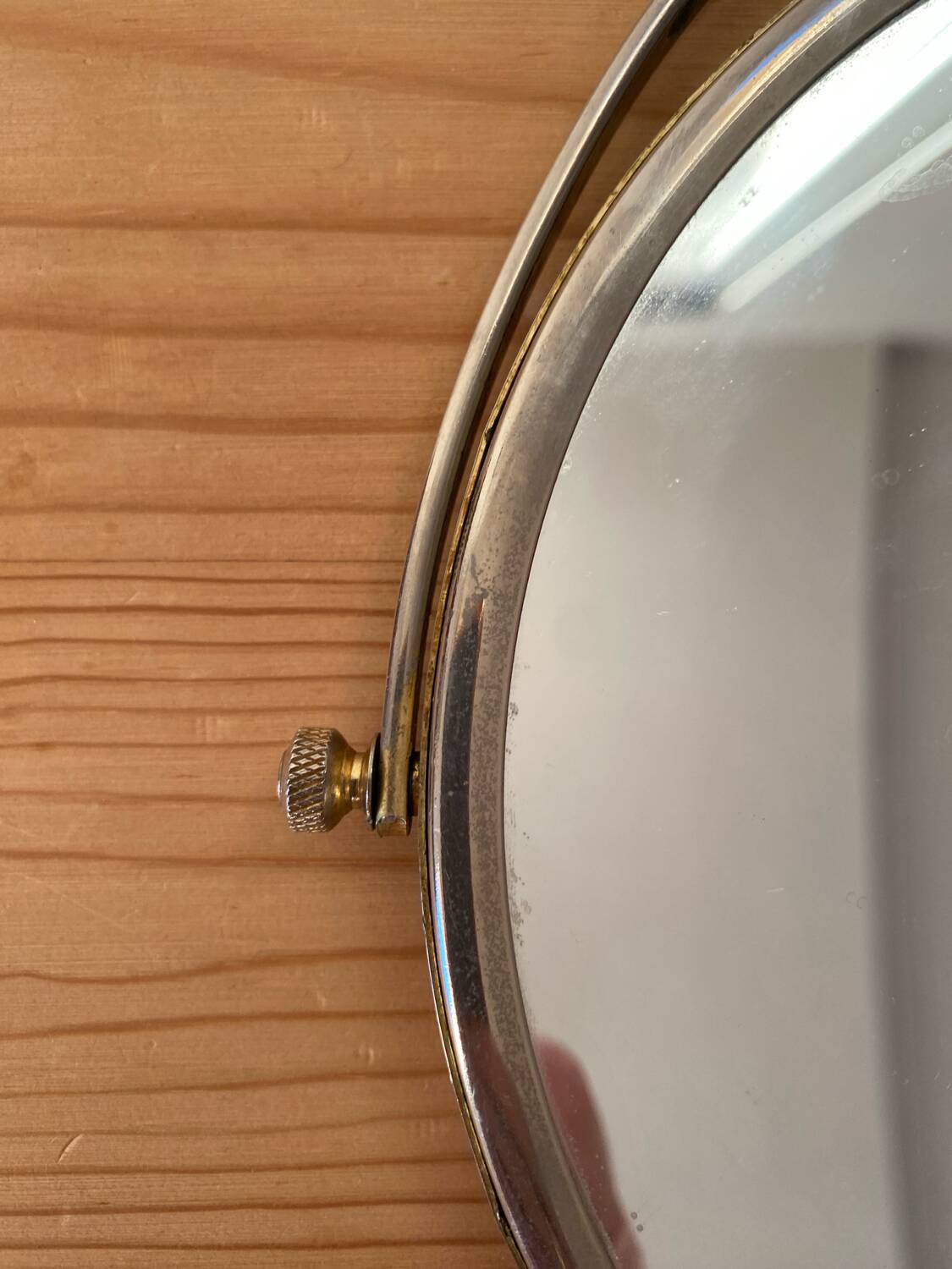 Miroir rond vintage en métal argenté.