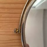 Miroir rond vintage en métal argenté.