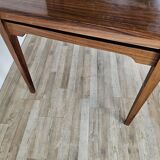 Extendable table in laminate