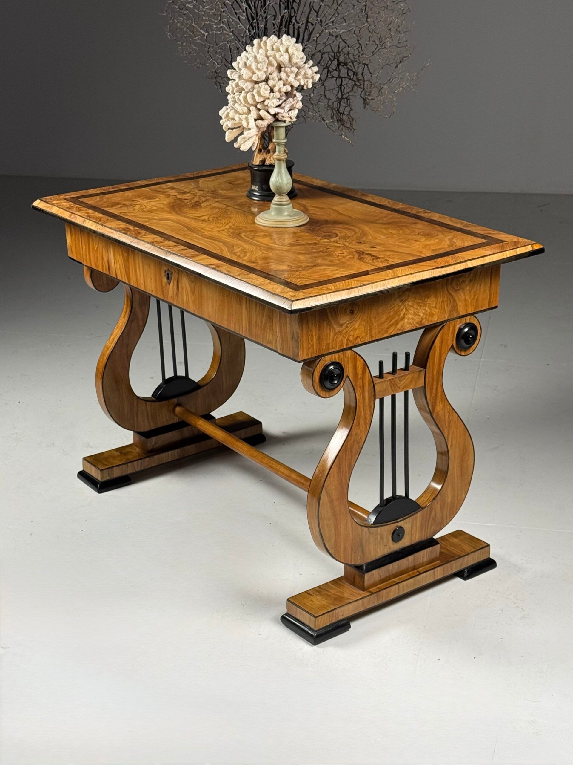 Bureau Biedermeier, table de centre