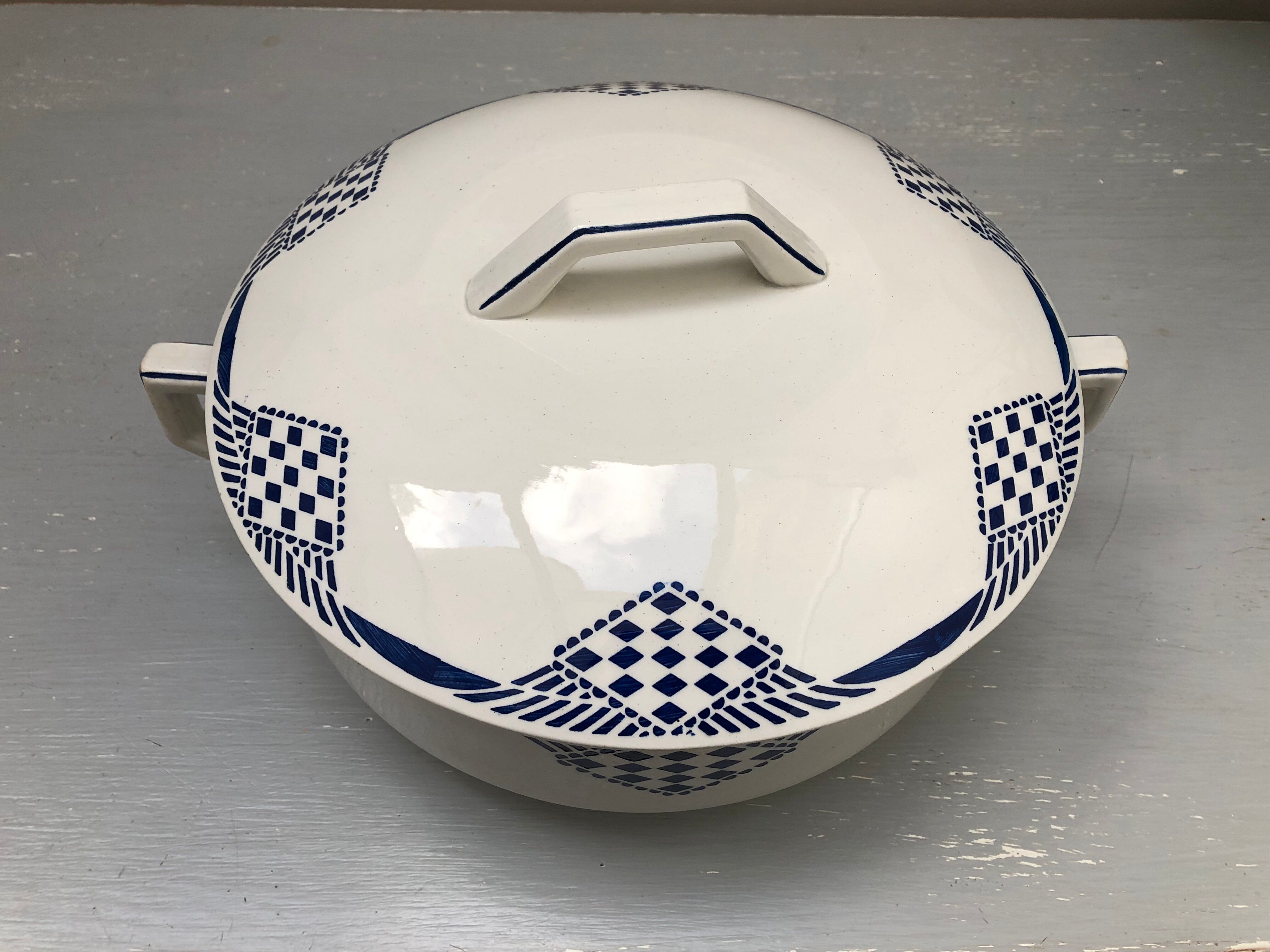 Tureen signed Moulin des Loups Hamage Orchies Nord France model Pantin