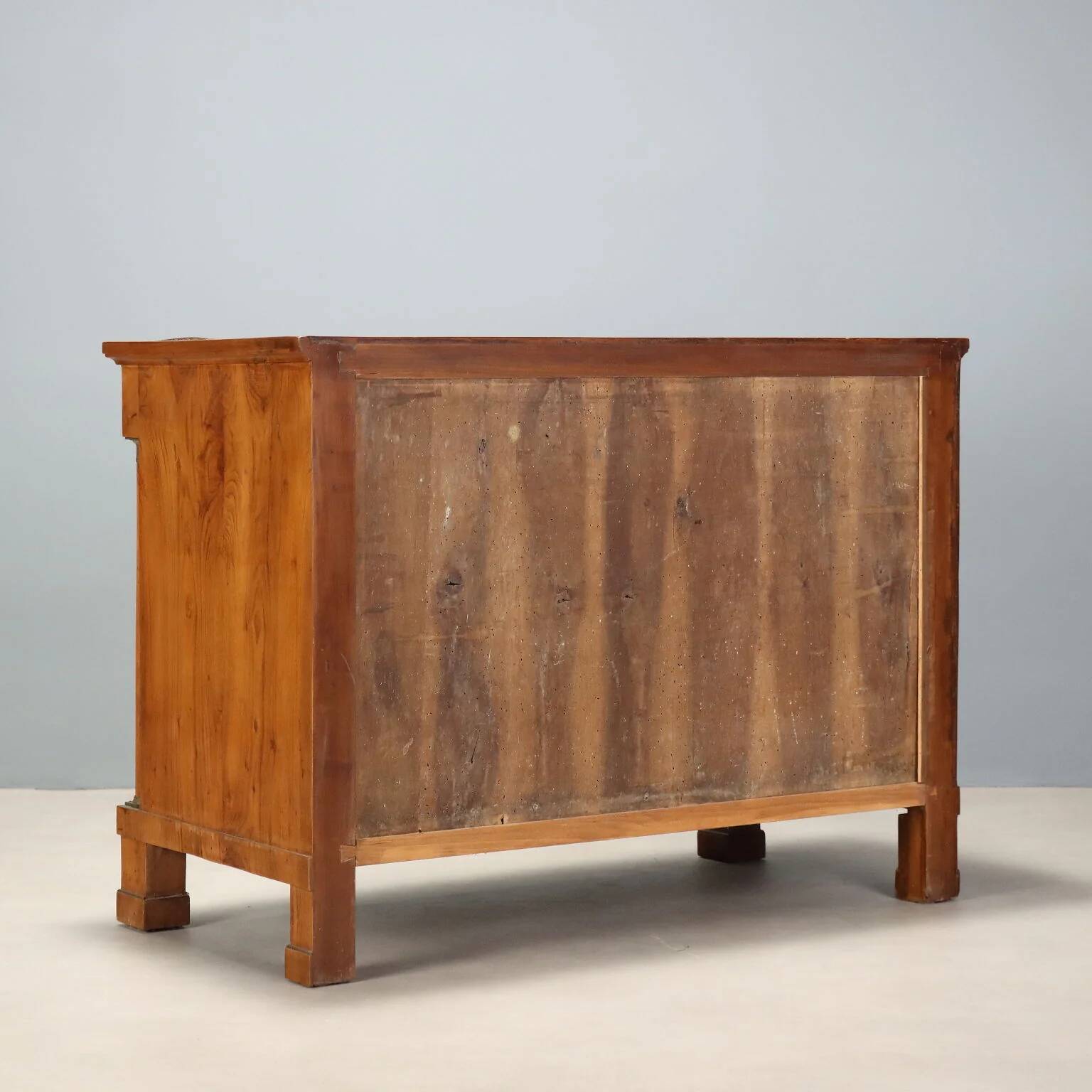 Commode Empire en noyer avec incrustations en laiton