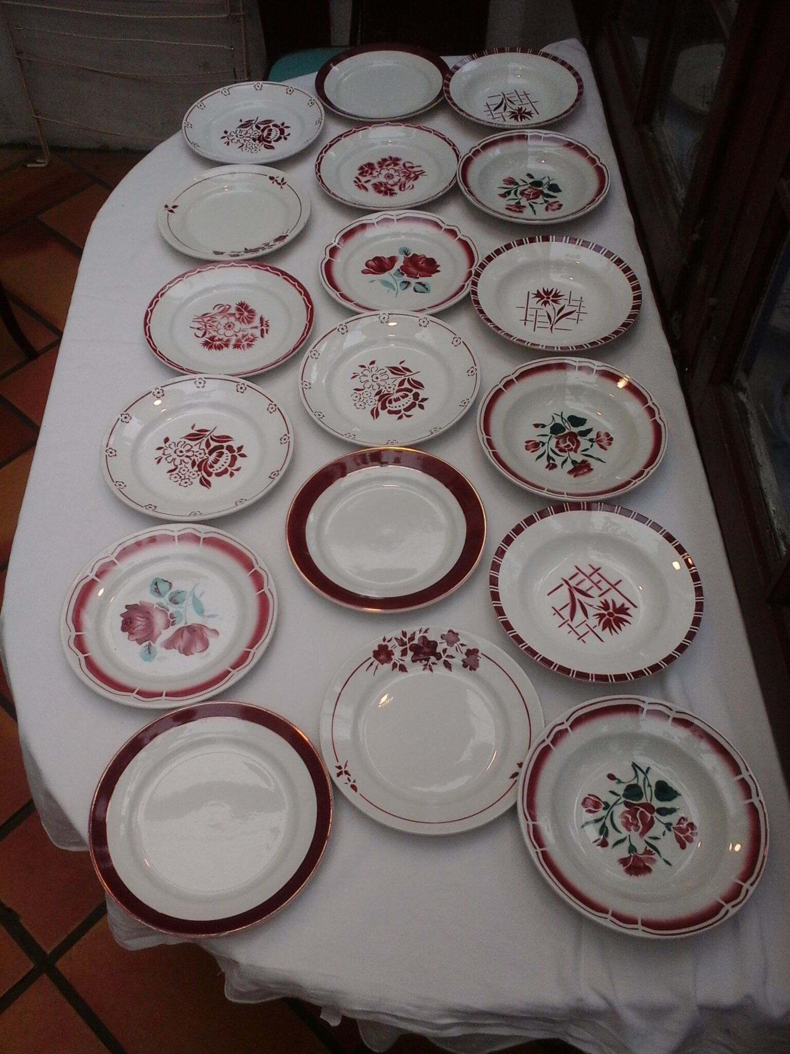 Assortiment de 18 assiettes dominante rouge