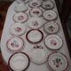 Assortiment de 18 assiettes dominante rouge