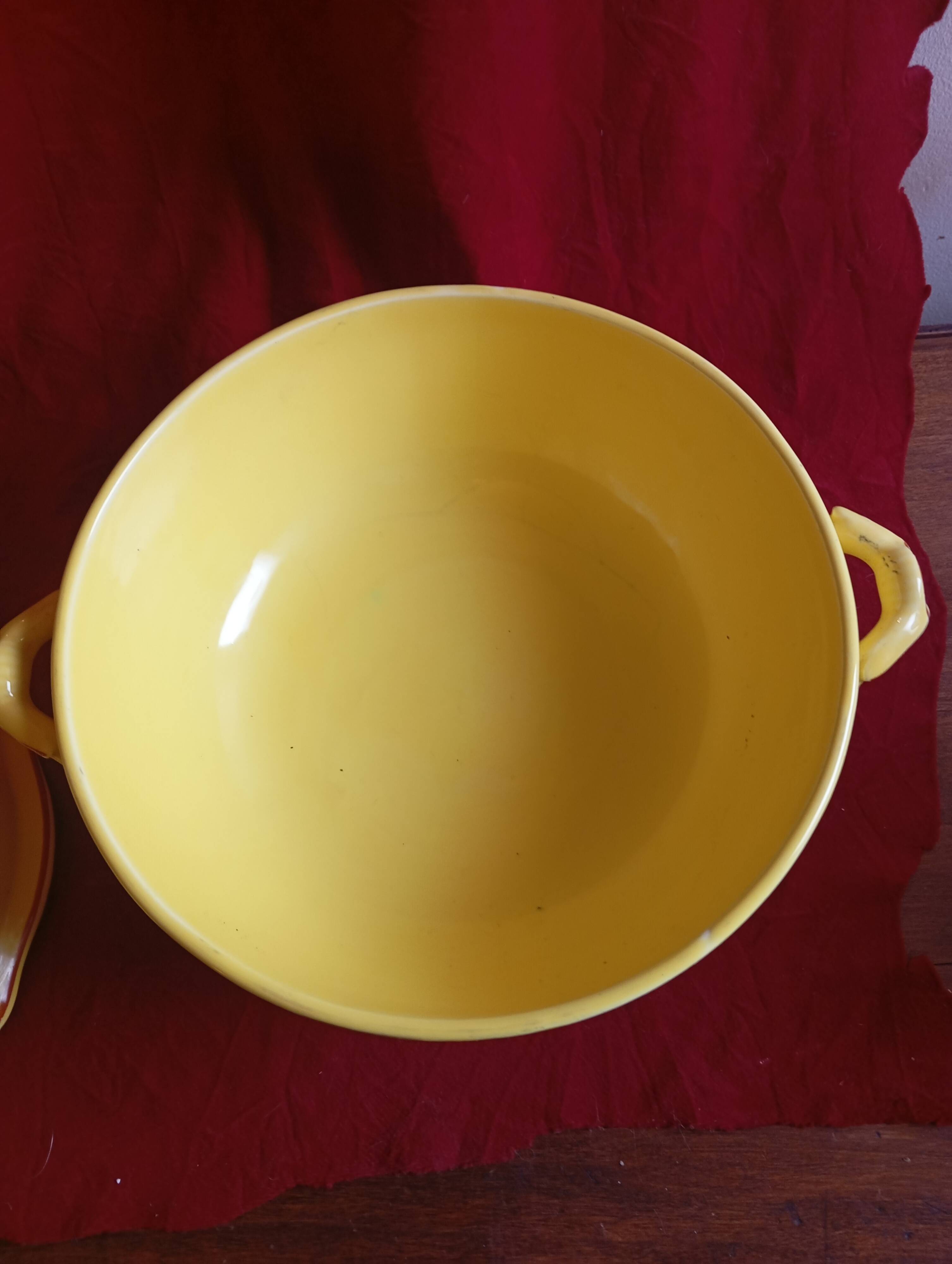 YELLOW "VINTAGE" POTTERY SOUP TUREEN