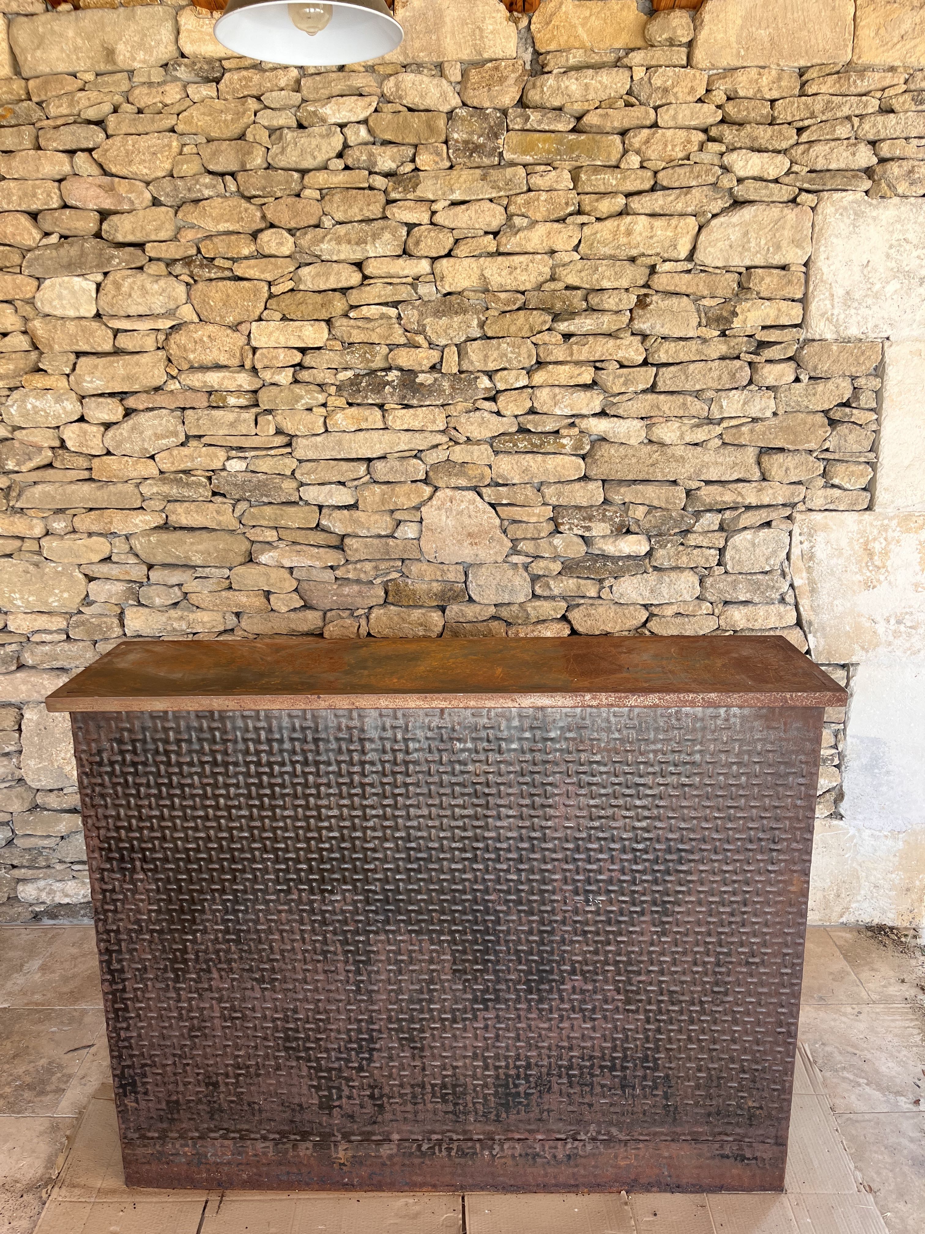 Counter/bar industrial raw metal repelled