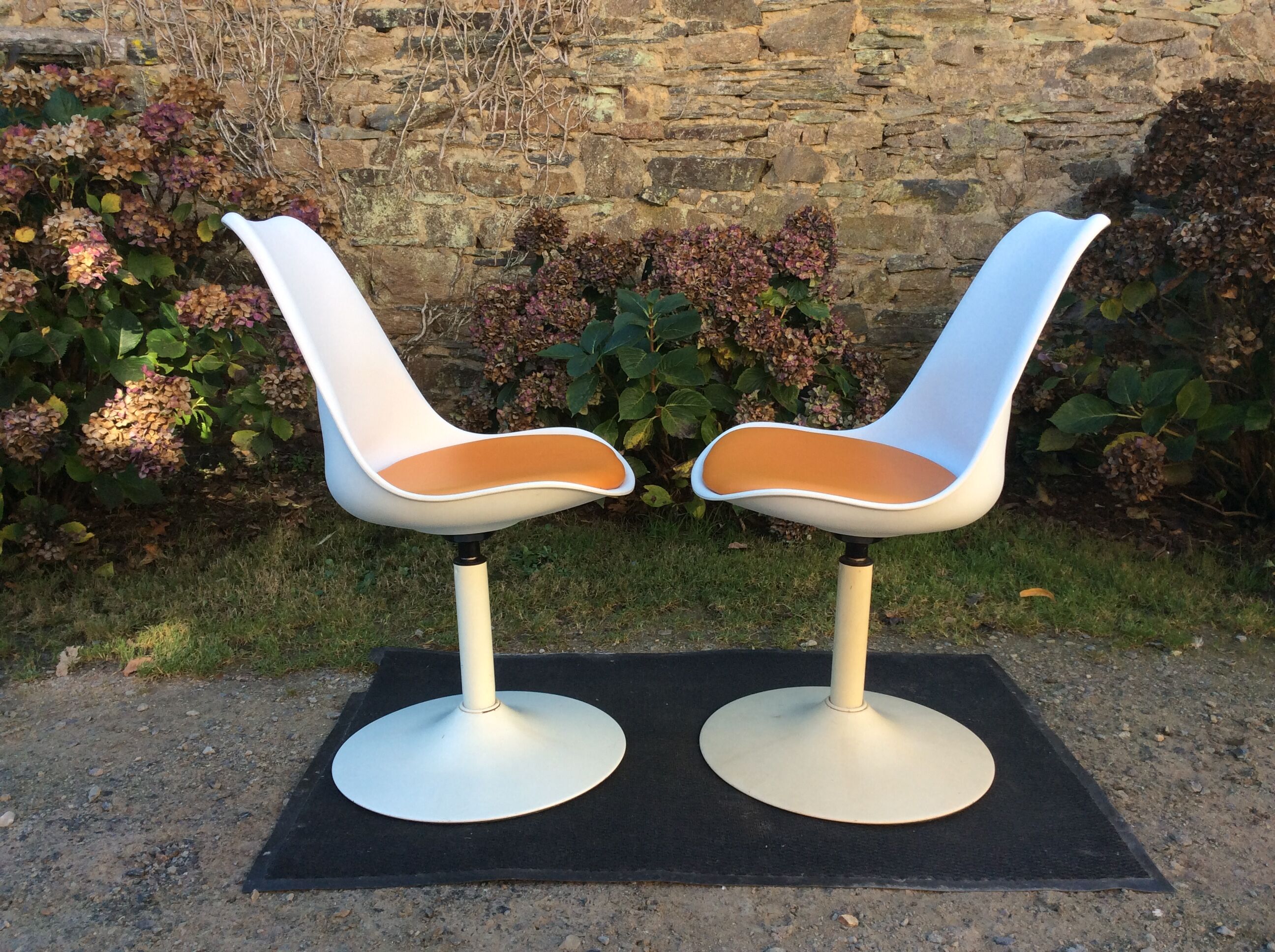 Vintage chair with tulip base in white lacquered metal pvc back and seat in orange Skaï.