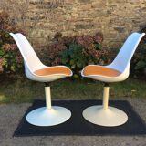 Vintage chair with tulip base in white lacquered metal pvc back and seat in orange Skaï.