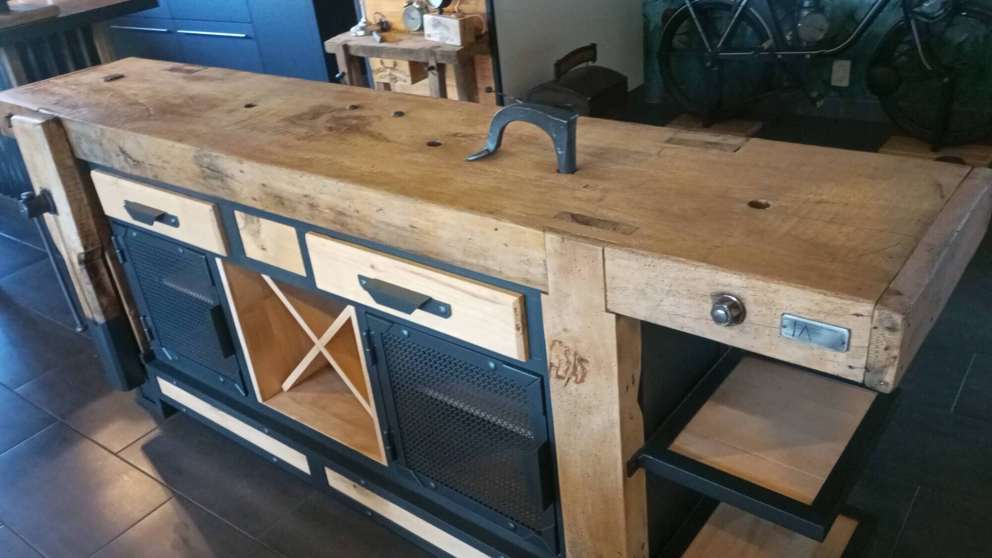Ancien établi de menuisier transformé - pièce unique