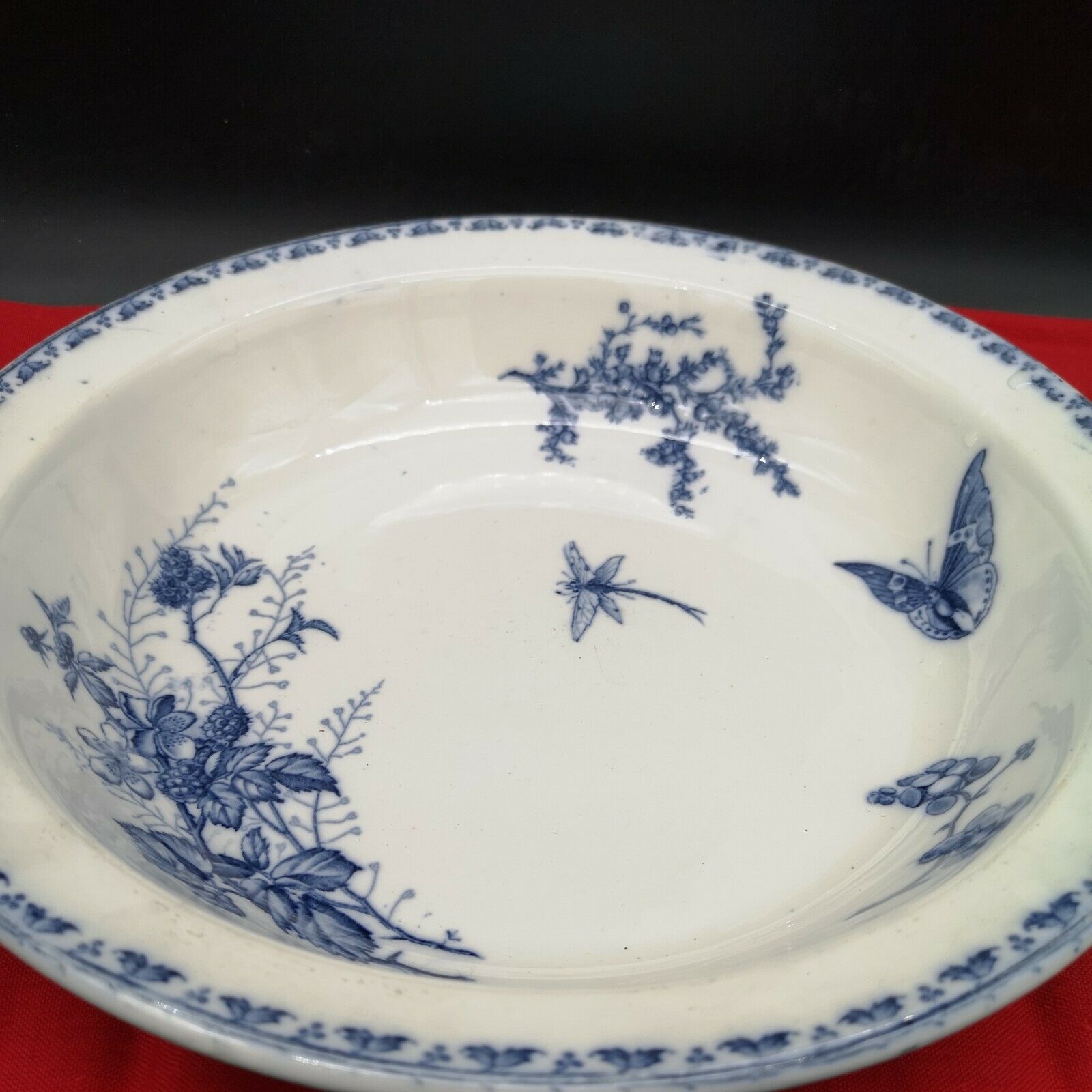 Hollow round flat in Sarreguemines earthenware model Carmen butterfly