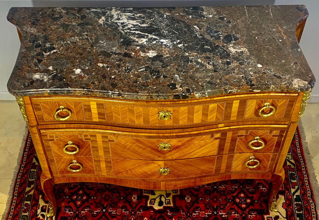 Chest of drawers with curved façade, transition style, in veneer of precious wood