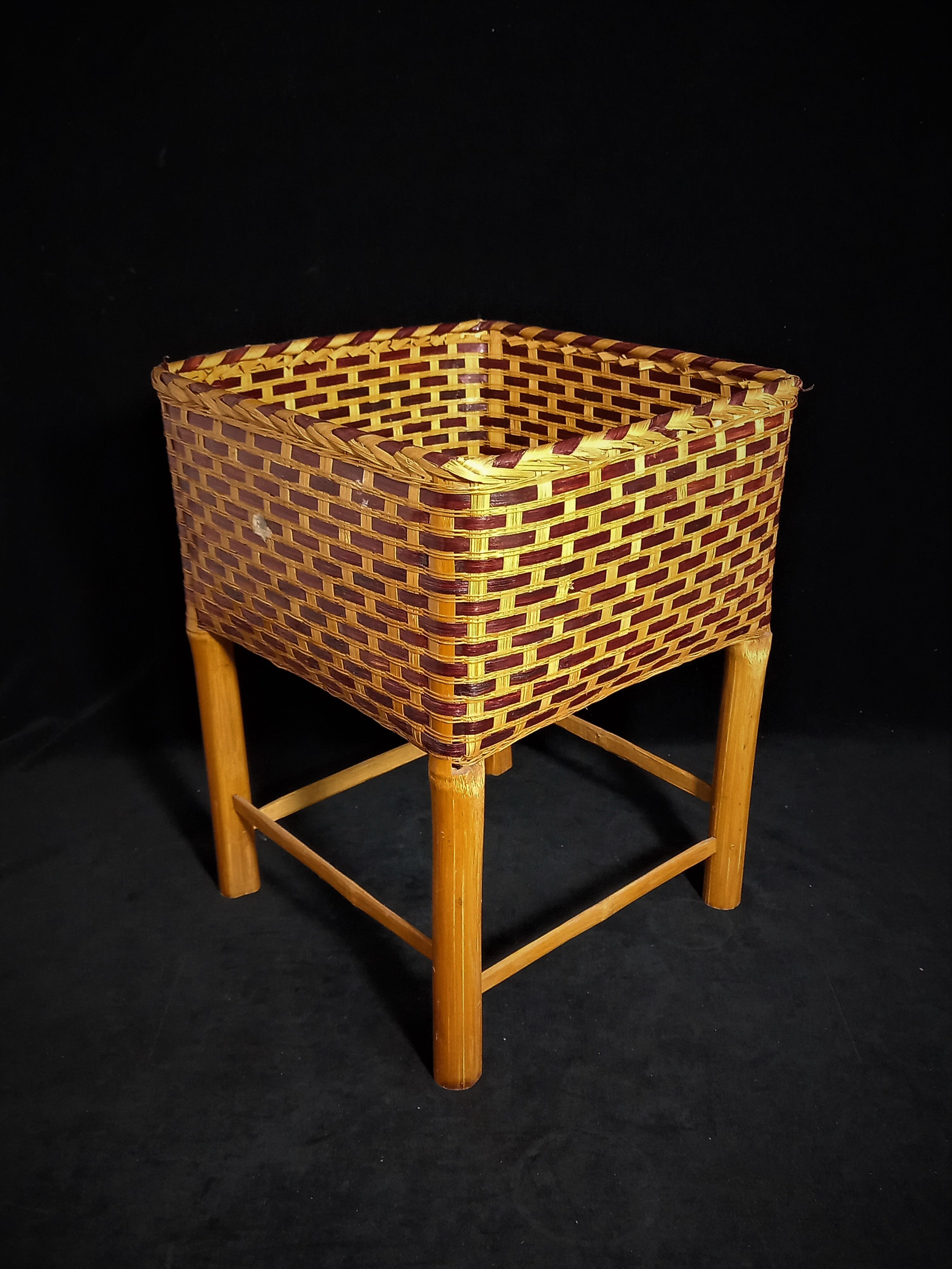 Plant holder wicker basket on foot