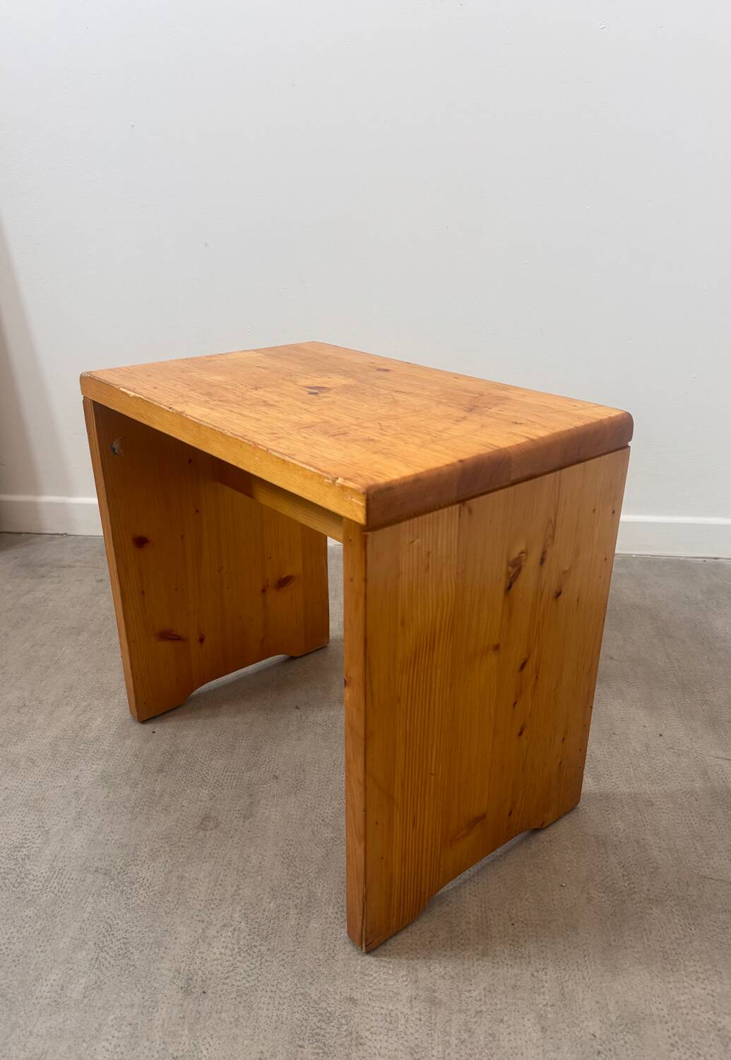 Pine stool - les Arcs - Charlotte Perriand