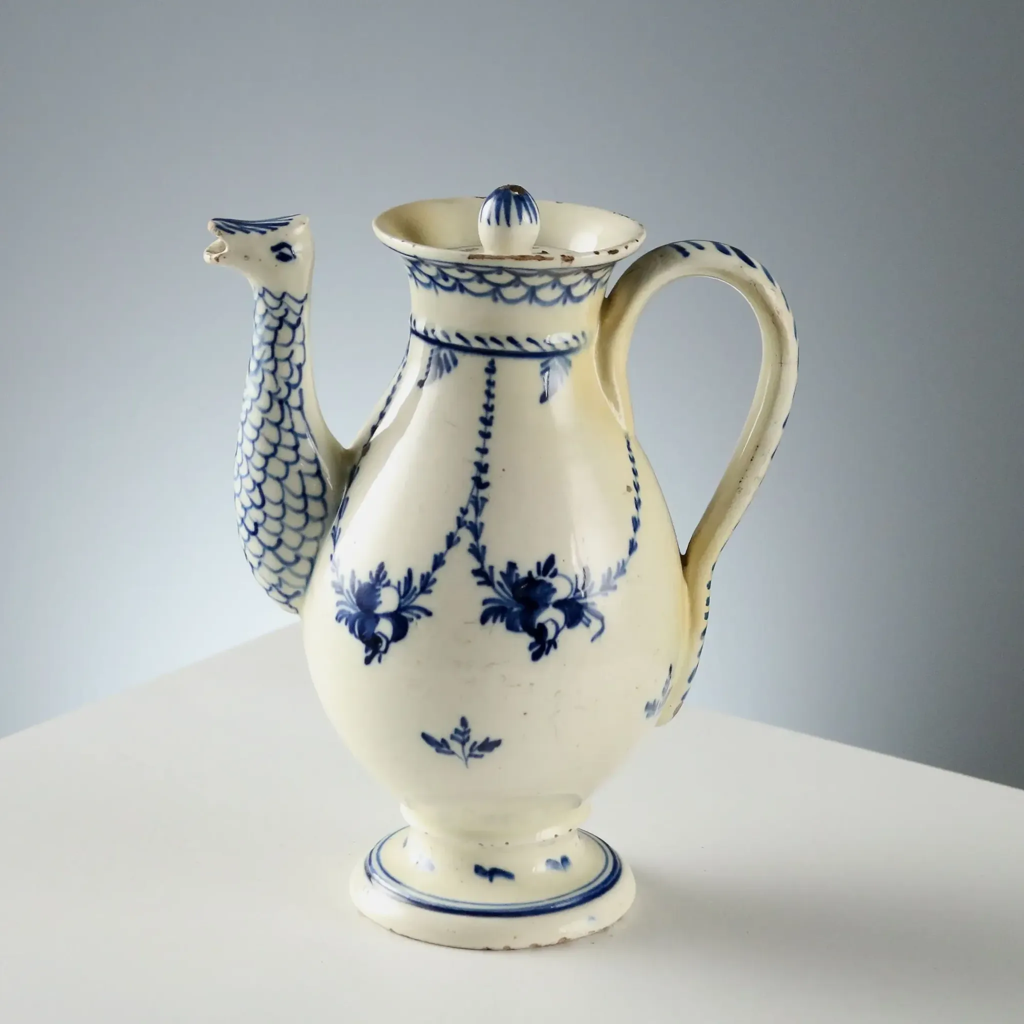 Cafetière ancienne en faïence blanche décorée, Europe XIX Century