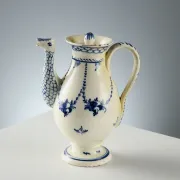 Cafetière ancienne en faïence blanche décorée, Europe XIX Century
