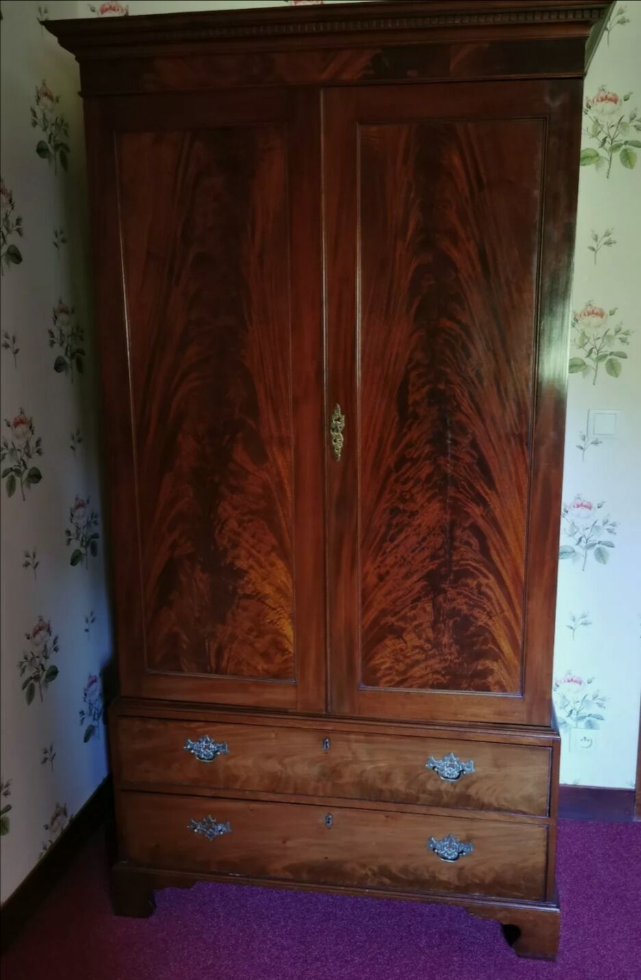 Very beautiful old English cabinet made of solid 19th century mahogany