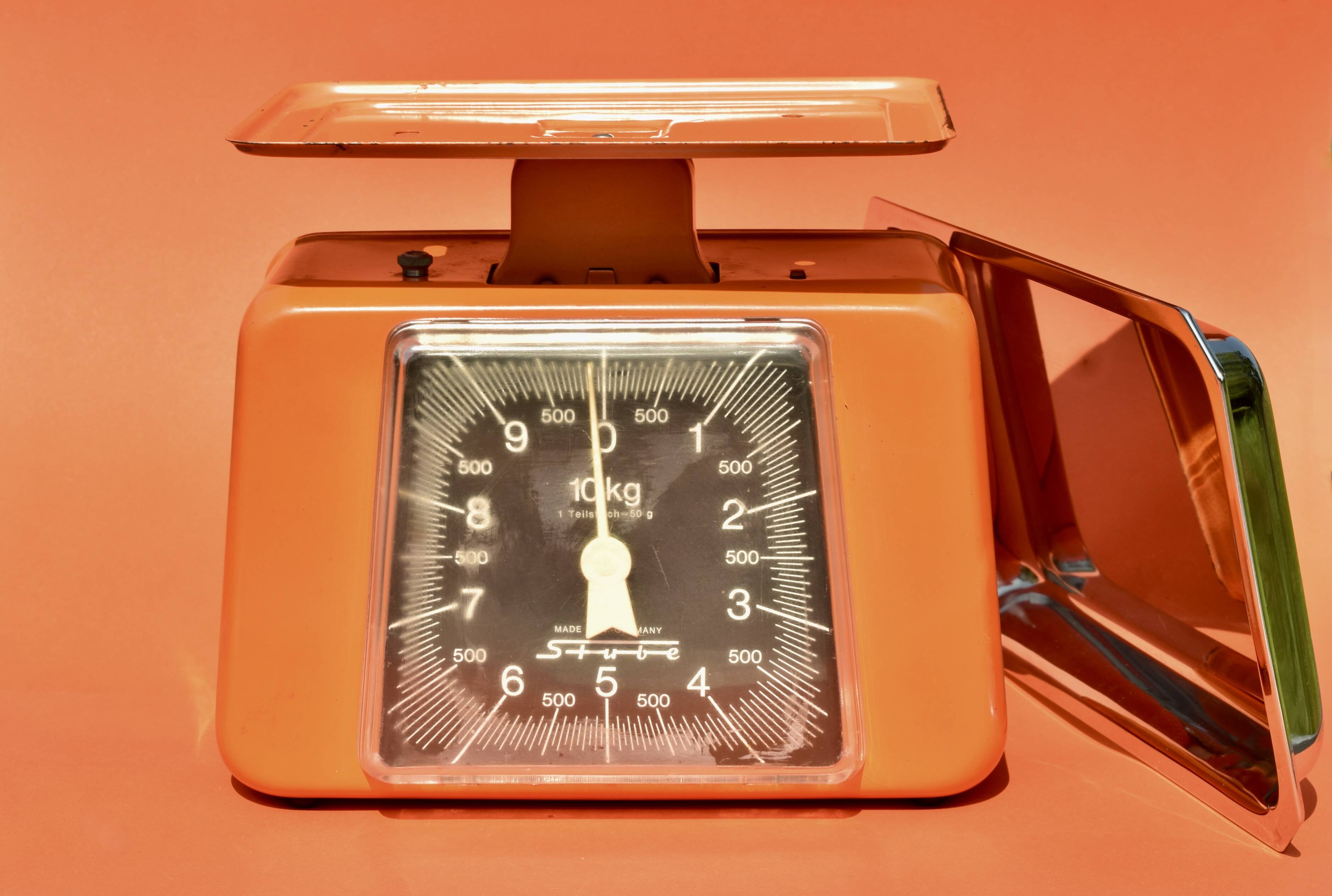 Stube - vintage household scale in orange painted metal - force 10 - 1960s