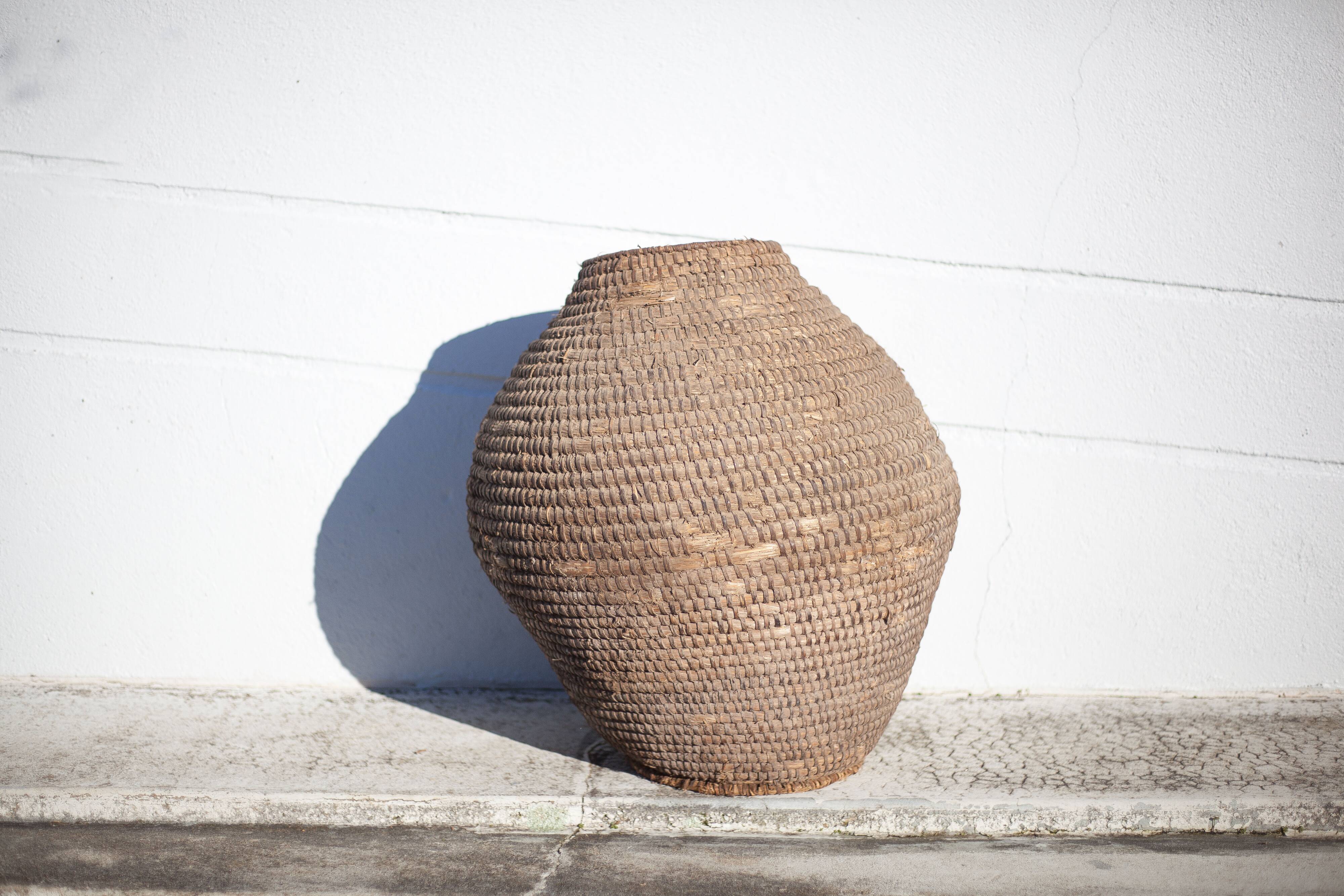 Old basket, burgundy XL straw and bramble, woven basket, interior decoration, pantry, cache