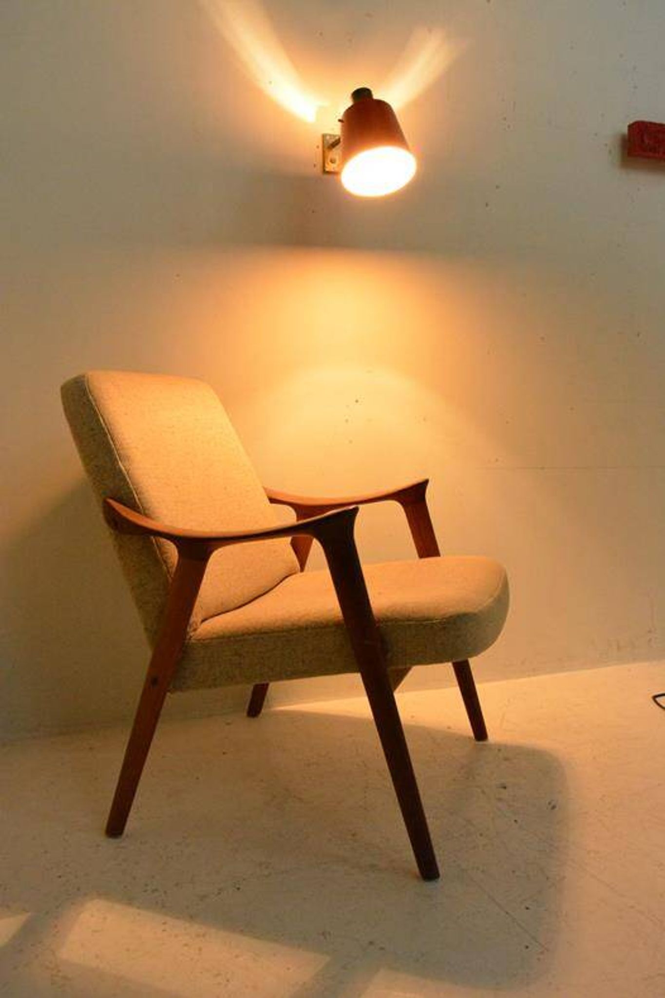 Old and rare Stilnovo wall light, red and black lacquered metal and brass With period label