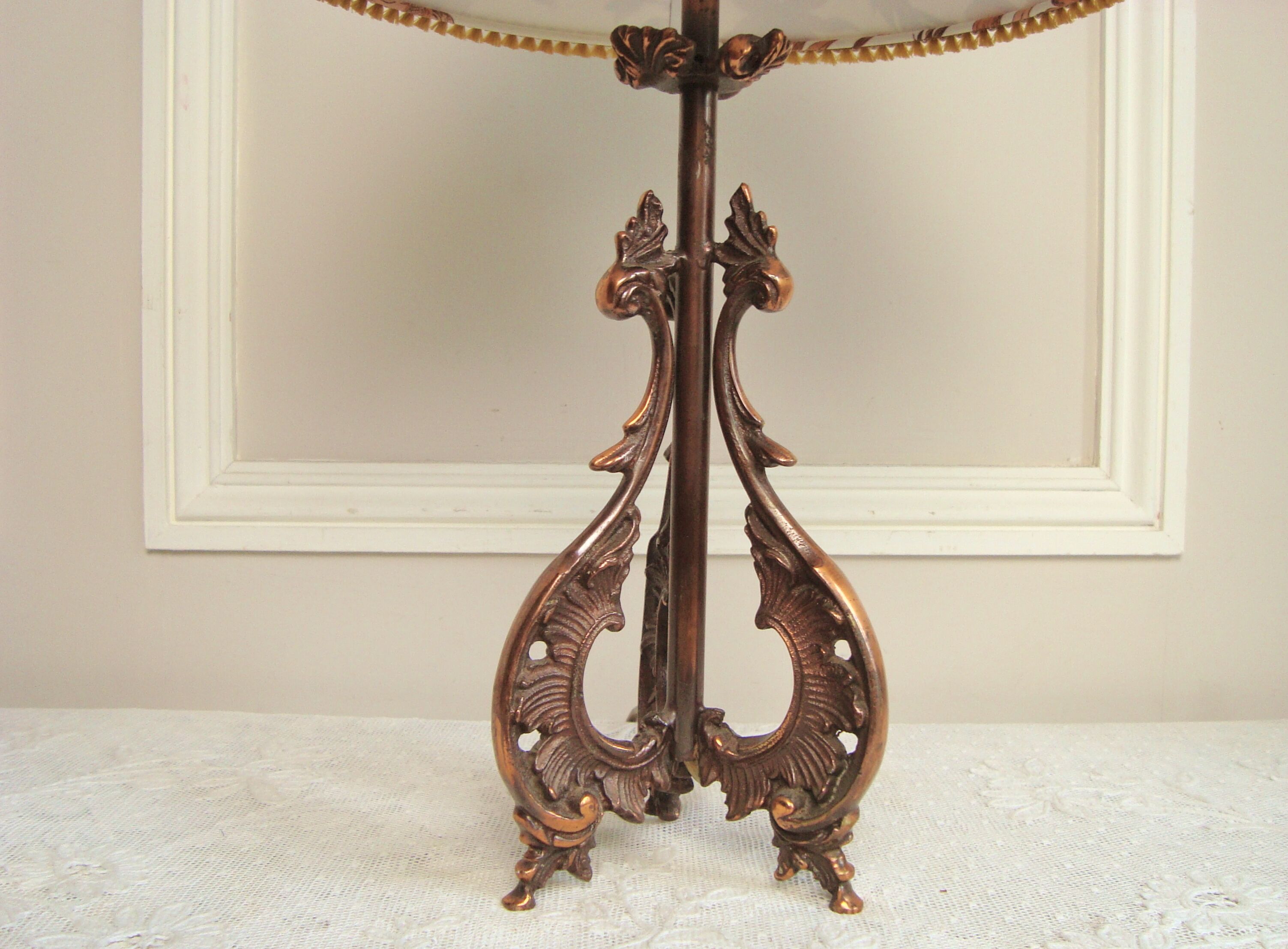 Rock-style table lamp with its vintage bird pattern shade