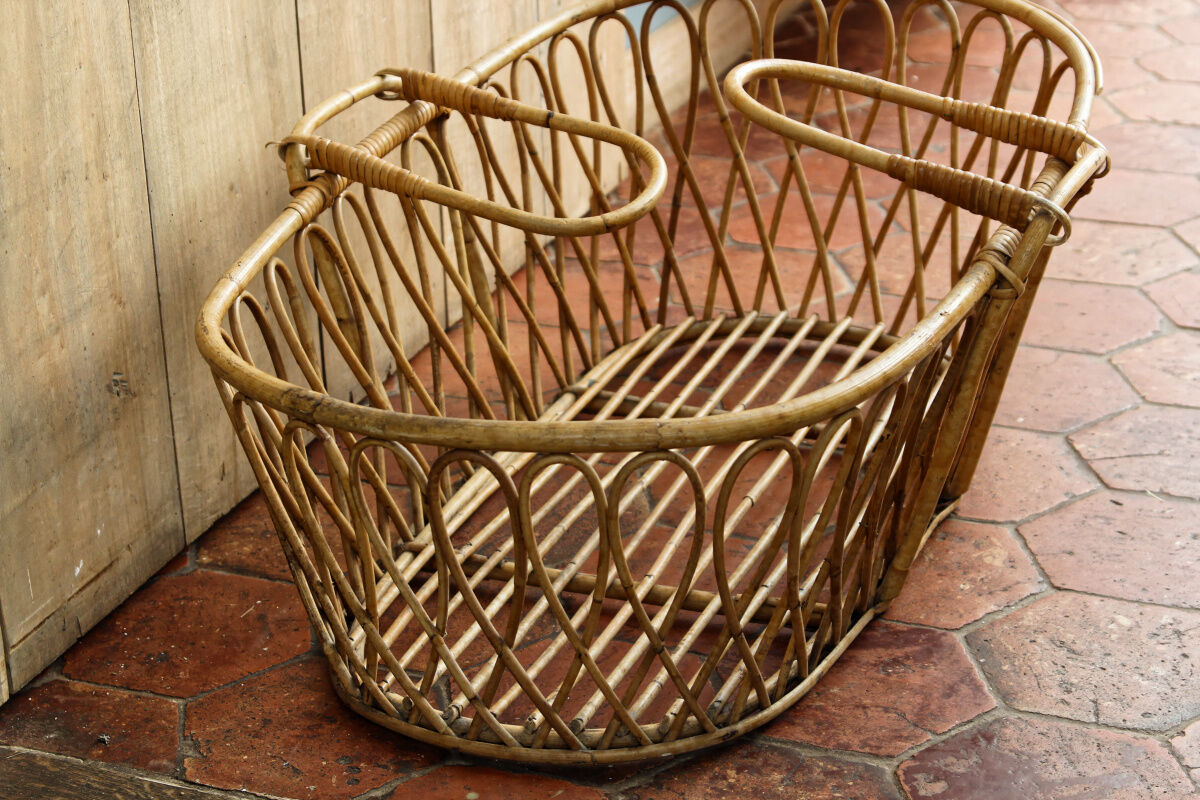 Vintage rattan couffin