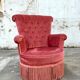 Fauteuil crapaud rose capitonné
