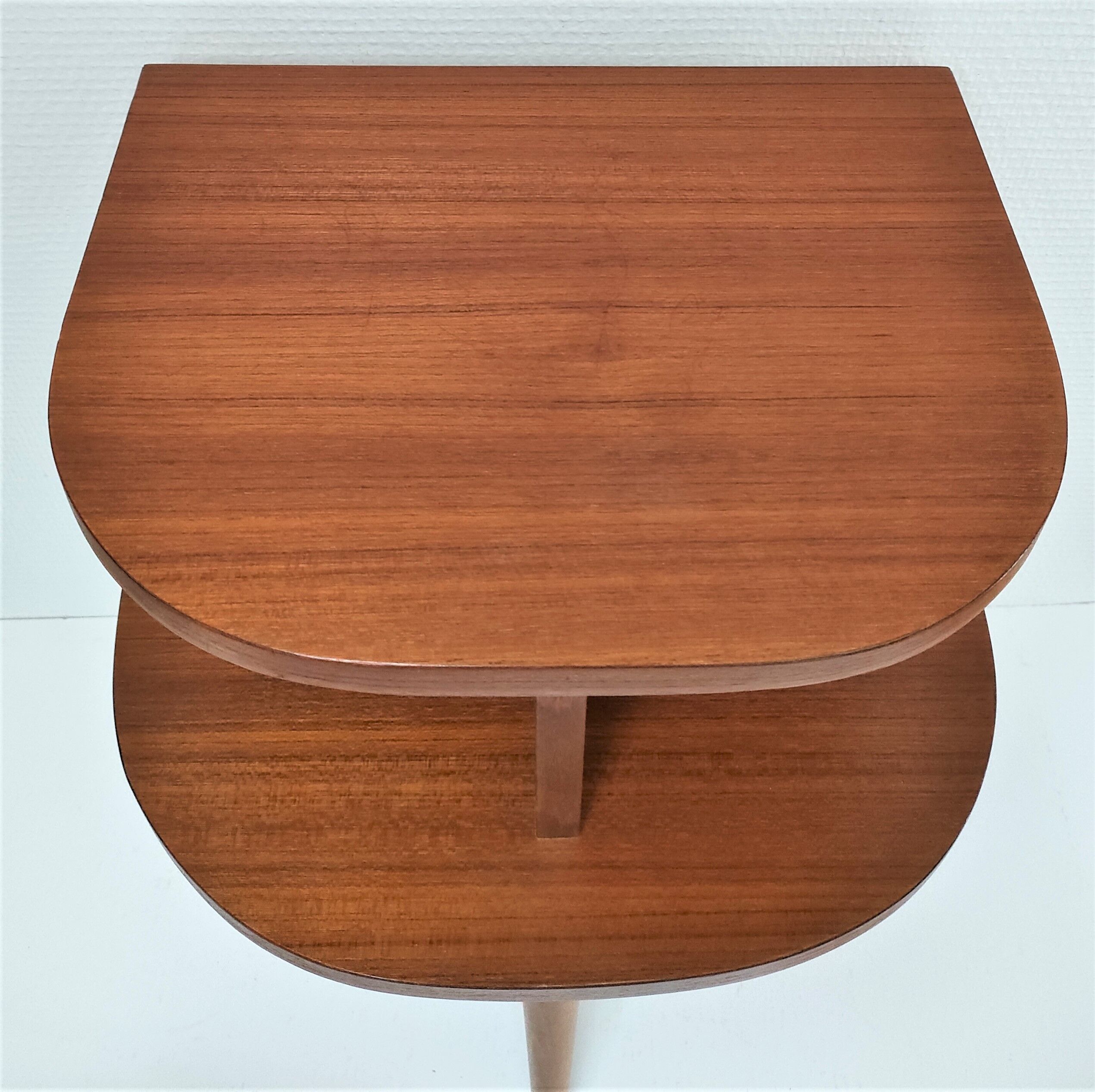 Bedside tripod wood feet spindles design 60s