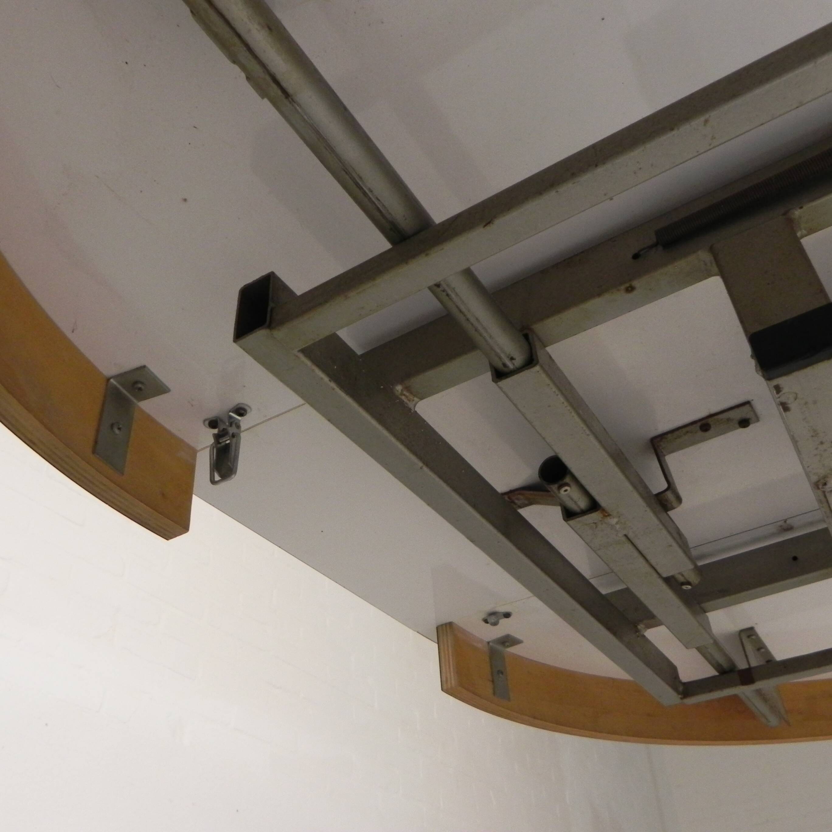 Vintage round dining table with a diameter of 100 cm, extendable to 135 cm, from the 1970s.