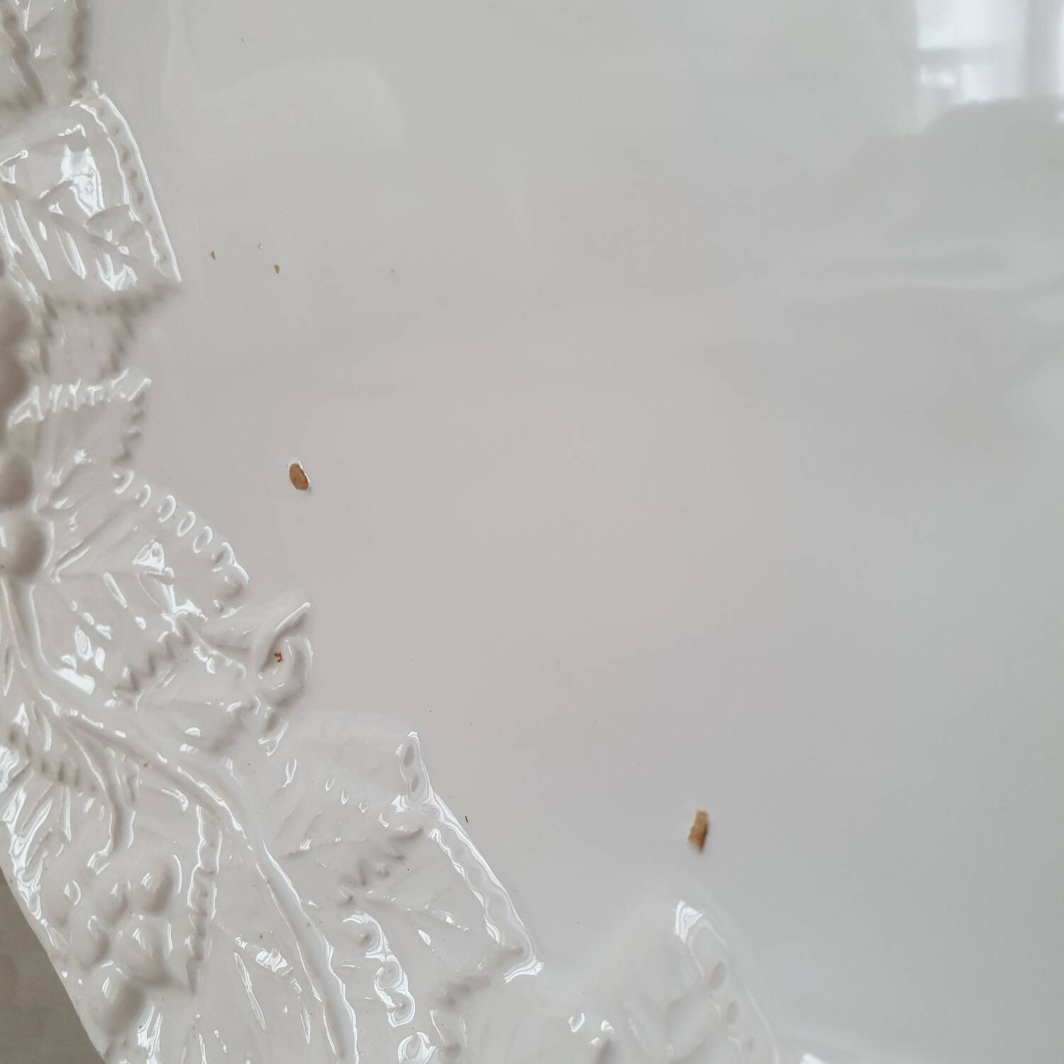 Large serving dish in white Barbotine