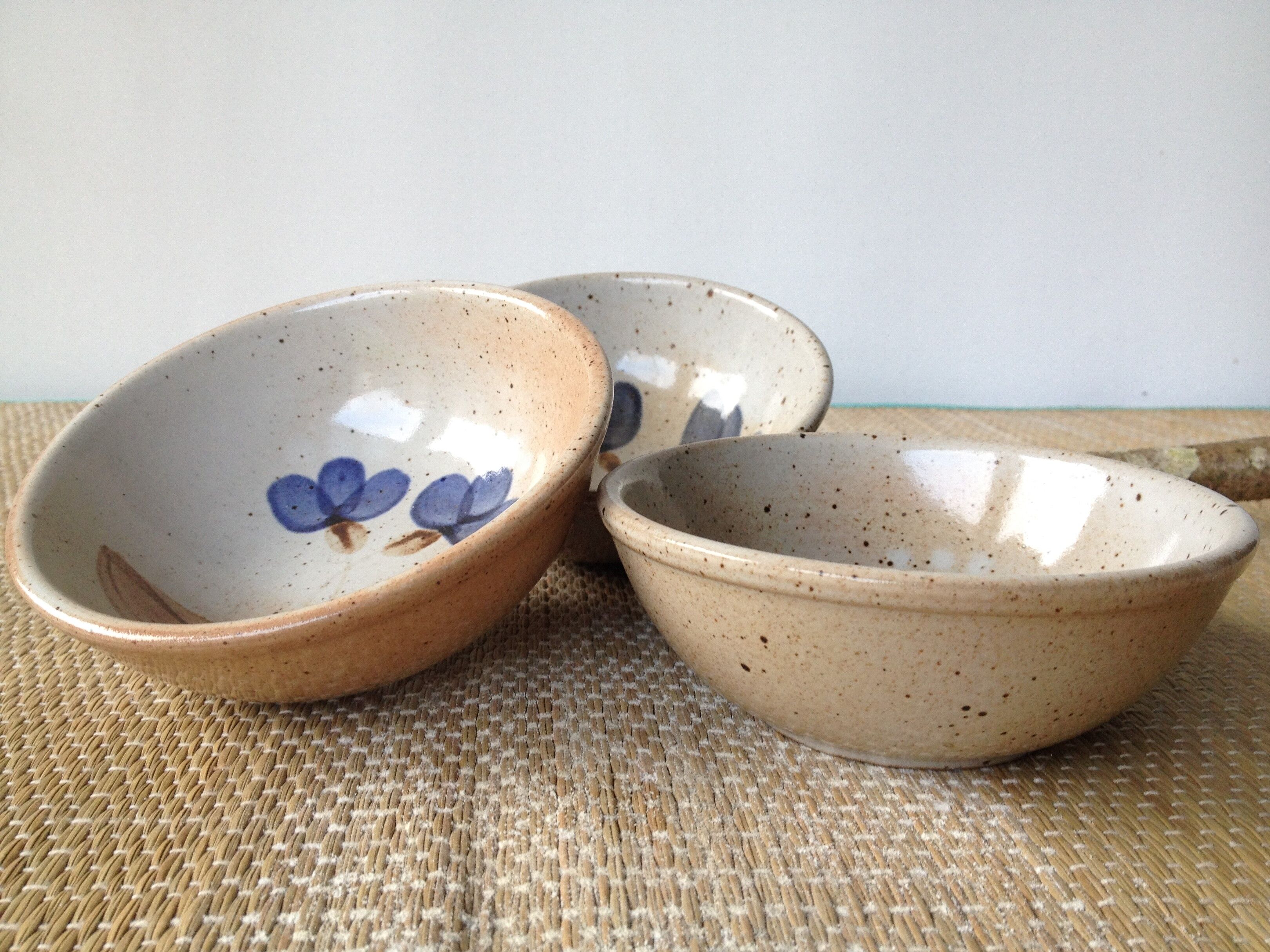 Trio of cups in sandstone of the marais, blue flowers patterns