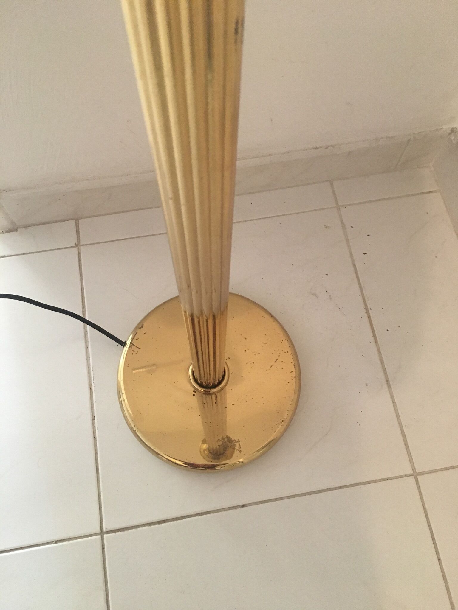 Vintage reader lamppost