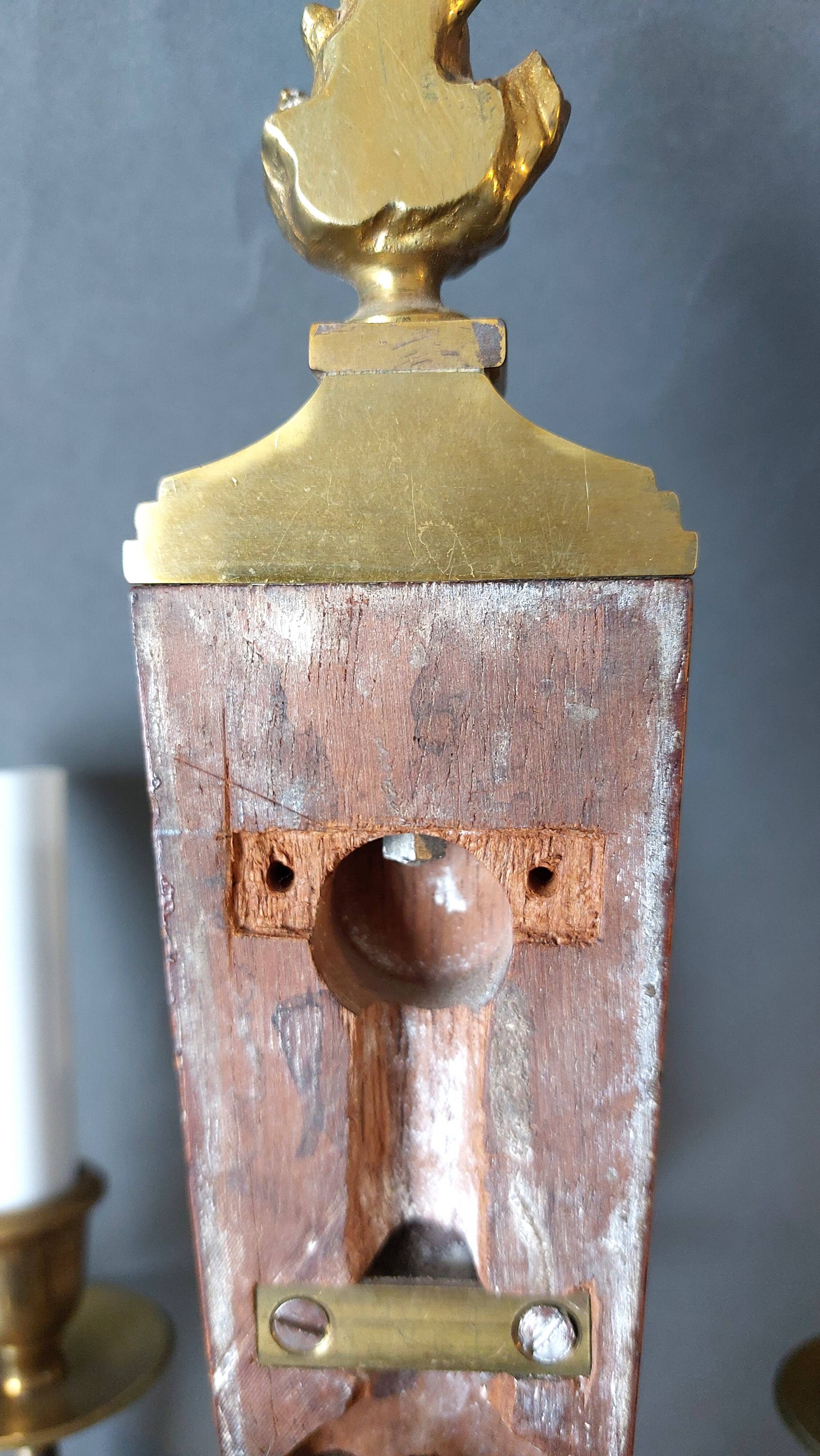 Wall lamp in the shape of a 1940 quiver with three arms, gilded brass and solid mahogany.